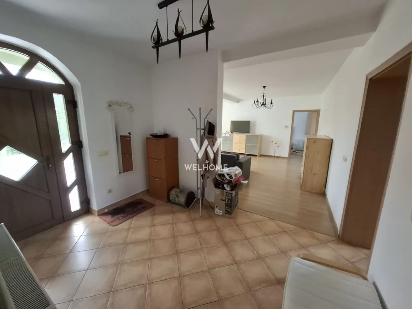 Casa individuala intima cu teren mare in Avrig, Sibiu - Casa individuala construita in stil american situata in Avrig, Sibiu

Dispusa Subsol + Parter
Subsolul este sub toata casa si include si garaj pentru o masina.
Compartimentarea casei: living, bucatarie, baie, hol+casa scarii din subsol, dormitor, dormitor cu dressing si baie, terasa 30 mp.
Suprafata subsol 100 mp
Suprafata utila casa 100 mp
Suprafata teren: 800 mp, deschidere la strada 25m
Utilitati: Apa, Canalizare, Gaz, Curent, Internet.
Casa este situata intr-o zona linistita a Avrigului, la iesirea spre Valea Avrigului, pe o strada asfaltata si iluminata.

Pret: 230000 euro.
