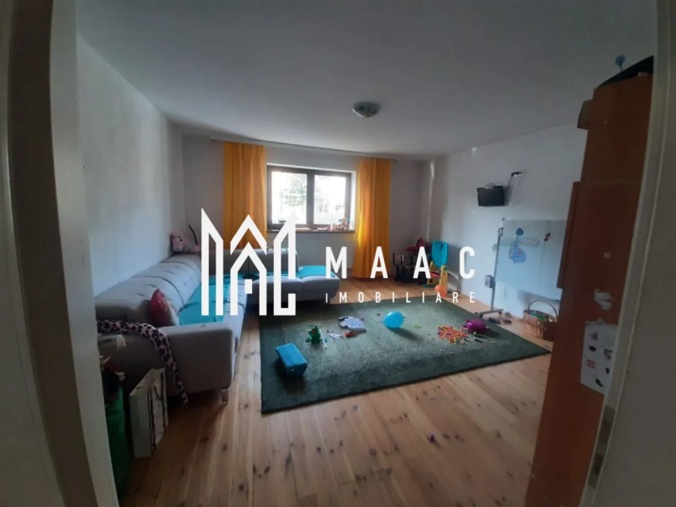 Casa individuala | Hipodrom I| 4 camere | Terasa - MAAC Imobiliare va propune spre vanzare o casa spatioasa, situata in zona Hipodrom I,. Casa este compartimentata astfel: trei dormitoare, un living , doua bai , doua holuri , doua intrari ,un pod inalt SI IZOLAT care se poate mansarda dupa preferinta, o pivnita de 24 MP si o terasa acoperita si inchisa in trei laturi. Casa este complet mobilata si utilata, iar in anul 2016 toate instalatiile (sanitara, electrica si caldura) au fost schimbate. Finisajele sunt moderne ceea ce ofera un confort sporit. 

In curte se afla un garaj de 24MP, izolat, cu baie, si este utilizat ca si birou. Curtea este pavata la intrarea principala si are loc cu verdeata in spate unde de afla terasa. 

Pentru mai multe informatii, va rog sa ne contactati si sa specificati ID: CP1819394