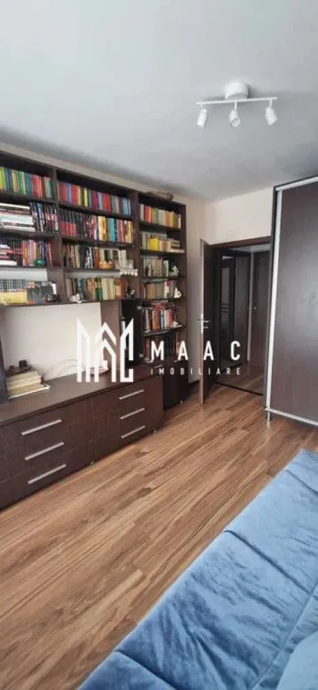 Apartament 2 Camere I Etaj 1 I Renovat I Mihai Viteazul - Se oferă spre închiriere apartament cu 2 camere semidecomandate, situat la etajul 1 din 10 al unui imobil amplasat în zona Mihai Viteazul, una dintre cele mai căutate și bine conectate zone ale orașului.

Locuința a fost renovată recent și se închiriază complet mobilată și utilată, fiind pregătită pentru mutare imediată.

Caracteristici:
2 camere semidecomandate
Etaj 1 din 10
Renovare recentă
Complet mobilat și utilat
Compartimentare practică și confortabilă
Apartament luminos și bine întreținut

Avantaje:
Disponibil imediat
Se închiriază pe termen lung
Se acceptă animale de companie

Zonă excelentă, aproape de magazine, școli, transport public și alte facilități importante

Ideal pentru cupluri, persoane active sau familie

Un apartament modern, confortabil și primitor, situat într-o zonă premium, perfect pentru cei care caută stabilitate și accesibilitate într-o locuință gata de mutare.

Pentru informati si vizionari: CP3082261