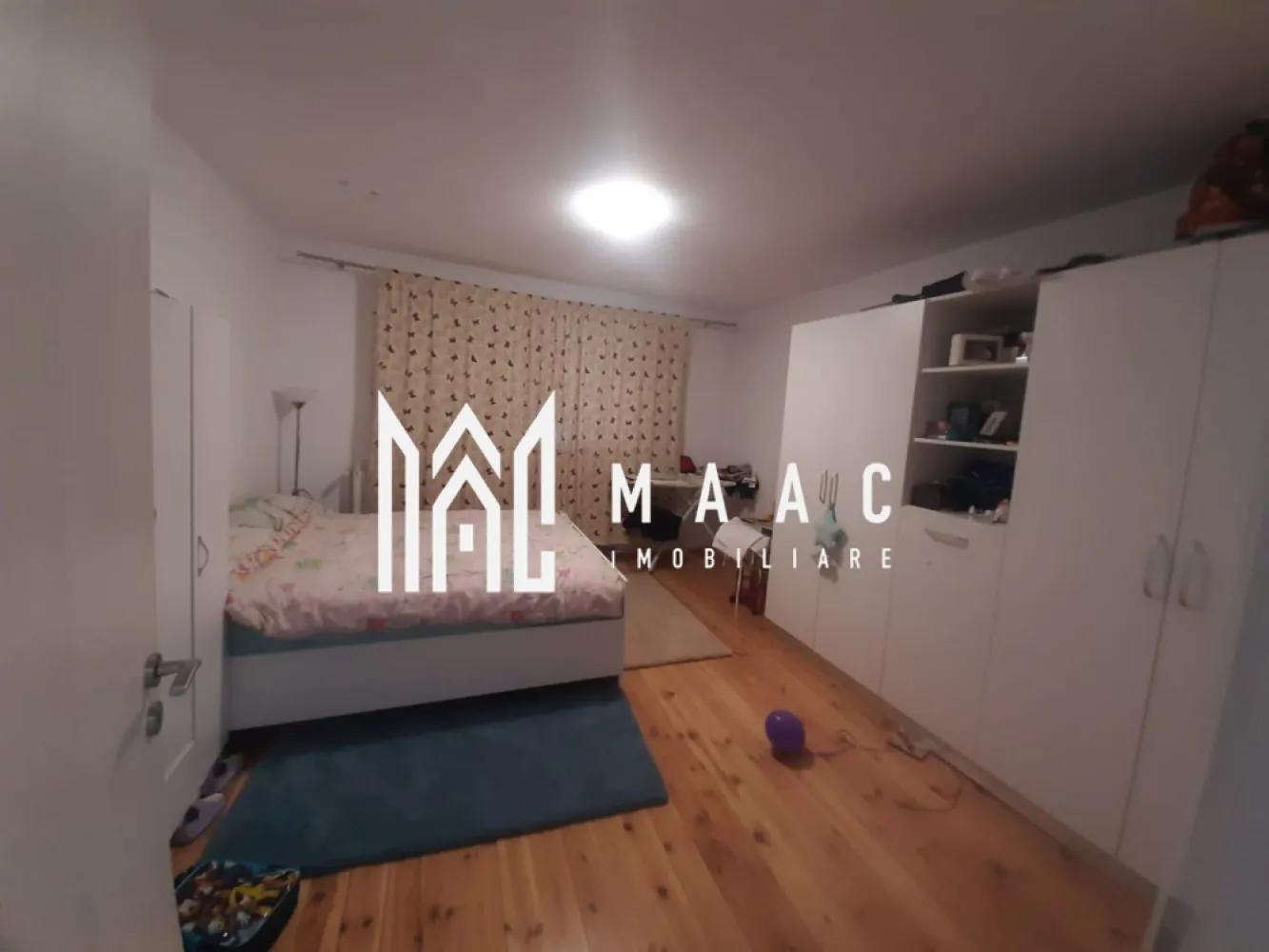 Casa individuala | Hipodrom I| 4 camere | Terasa - MAAC Imobiliare va propune spre vanzare o casa spatioasa, situata in zona Hipodrom I,. Casa este compartimentata astfel: trei dormitoare, un living , doua bai , doua holuri , doua intrari ,un pod inalt SI IZOLAT care se poate mansarda dupa preferinta, o pivnita de 24 MP si o terasa acoperita si inchisa in trei laturi. Casa este complet mobilata si utilata, iar in anul 2016 toate instalatiile (sanitara, electrica si caldura) au fost schimbate. Finisajele sunt moderne ceea ce ofera un confort sporit. 

In curte se afla un garaj de 24MP, izolat, cu baie, si este utilizat ca si birou. Curtea este pavata la intrarea principala si are loc cu verdeata in spate unde de afla terasa. 

Pentru mai multe informatii, va rog sa ne contactati si sa specificati ID: CP1819394