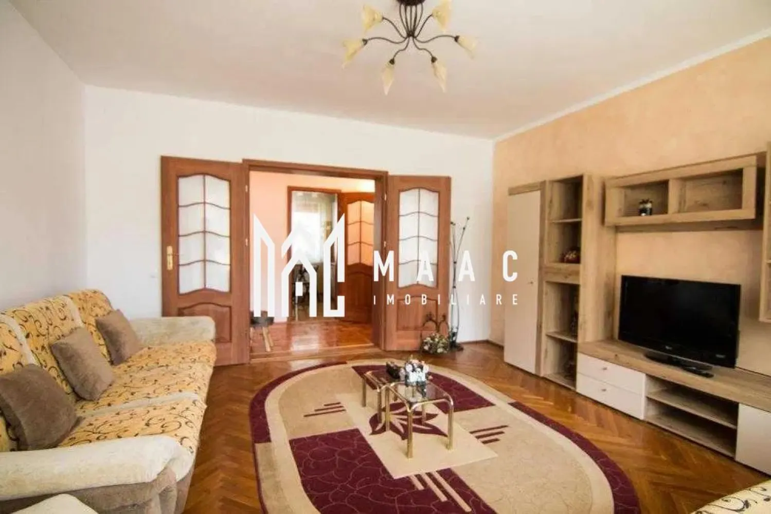 Apartament 3 Camere I Decomandat I Pivnita I Trei Stejari - Vă propunem spre închiriere un apartament primitor și bine compartimentat, ideal pentru cei care își doresc confort, funcționalitate și o atmosferă relaxantă.

Finisajele moderne și amenajarea echilibrată oferă locuinței un ambient cald și plăcut, perfect pentru un stil de viață confortabil.

Compartimentare:
Living lumios
2 dormitoare
Bucătărie
Baie
Balcon

Suprafața utilă a apartamentului este de 70 mp, spațiul fiind foarte bine organizat pentru confortul zilnic.

Dotări:
Mașină de spălat
Aragaz
Combină frigorifică
Centrală termică proprie
Încălzire prin calorifere
Boxă la subsol pentru depozitare suplimentară

Avantaje:
Se închiriază complet mobilat și utilat
Spații generoase și luminoase
Finisaje moderne
Ideal pentru familie sau cupluri
Confort termic și costuri eficiente de întreținere

Un apartament echilibrat și confortabil, pregătit pentru mutare imediată, ideal pentru cei care caută o locuință practică și bine întreținută.

Pentru informati si vizionari: CP3082311