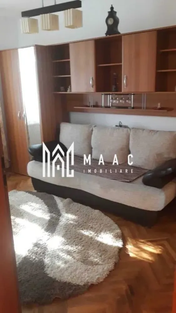 Apartament 3 Camere I Decomandat I Pivnita I Trei Stejari - Vă propunem spre închiriere un apartament primitor și bine compartimentat, ideal pentru cei care își doresc confort, funcționalitate și o atmosferă relaxantă.

Finisajele moderne și amenajarea echilibrată oferă locuinței un ambient cald și plăcut, perfect pentru un stil de viață confortabil.

Compartimentare:
Living lumios
2 dormitoare
Bucătărie
Baie
Balcon

Suprafața utilă a apartamentului este de 70 mp, spațiul fiind foarte bine organizat pentru confortul zilnic.

Dotări:
Mașină de spălat
Aragaz
Combină frigorifică
Centrală termică proprie
Încălzire prin calorifere
Boxă la subsol pentru depozitare suplimentară

Avantaje:
Se închiriază complet mobilat și utilat
Spații generoase și luminoase
Finisaje moderne
Ideal pentru familie sau cupluri
Confort termic și costuri eficiente de întreținere

Un apartament echilibrat și confortabil, pregătit pentru mutare imediată, ideal pentru cei care caută o locuință practică și bine întreținută.

Pentru informati si vizionari: CP3082311
