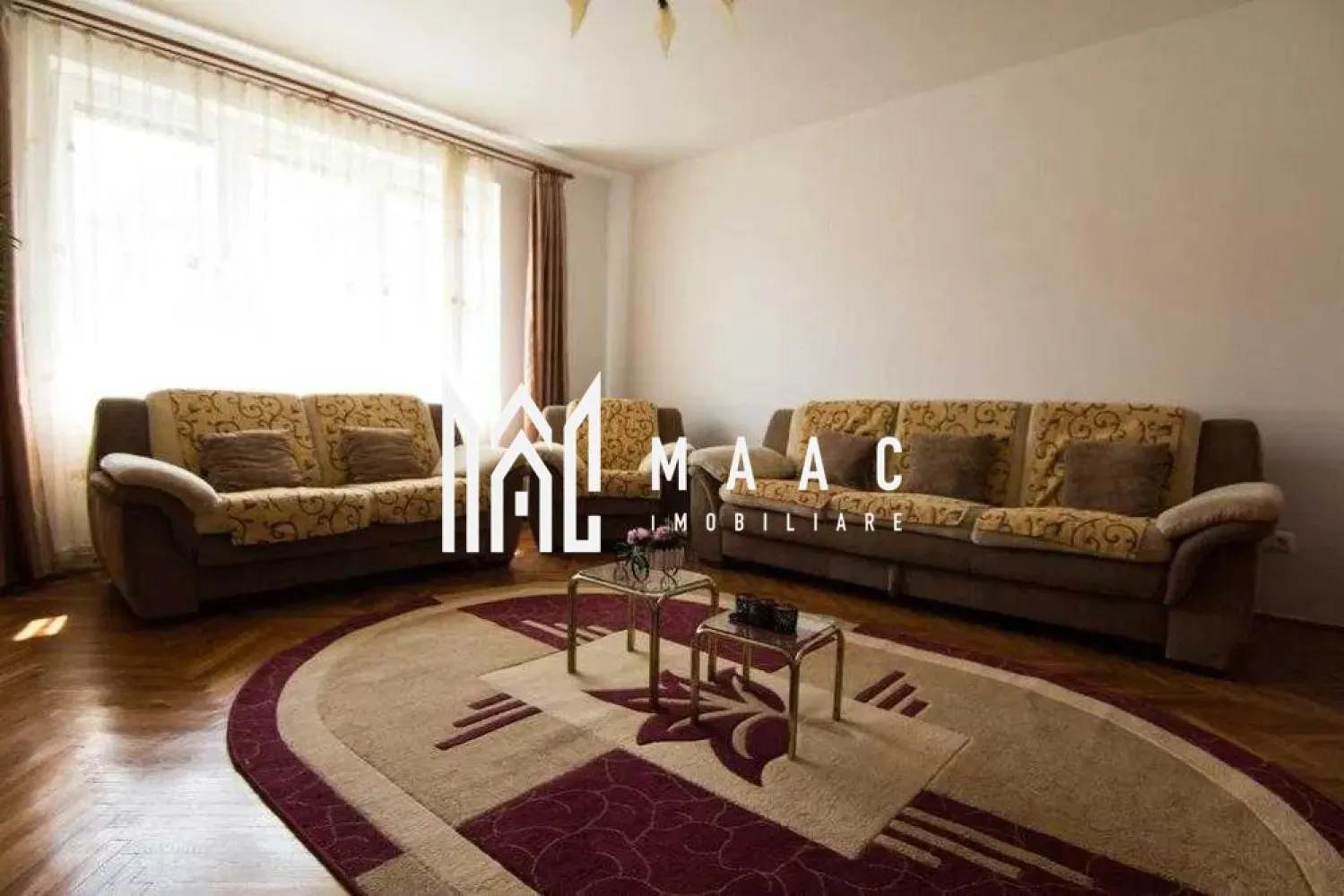Apartament 3 Camere I Decomandat I Pivnita I Trei Stejari - Vă propunem spre închiriere un apartament primitor și bine compartimentat, ideal pentru cei care își doresc confort, funcționalitate și o atmosferă relaxantă.

Finisajele moderne și amenajarea echilibrată oferă locuinței un ambient cald și plăcut, perfect pentru un stil de viață confortabil.

Compartimentare:
Living lumios
2 dormitoare
Bucătărie
Baie
Balcon

Suprafața utilă a apartamentului este de 70 mp, spațiul fiind foarte bine organizat pentru confortul zilnic.

Dotări:
Mașină de spălat
Aragaz
Combină frigorifică
Centrală termică proprie
Încălzire prin calorifere
Boxă la subsol pentru depozitare suplimentară

Avantaje:
Se închiriază complet mobilat și utilat
Spații generoase și luminoase
Finisaje moderne
Ideal pentru familie sau cupluri
Confort termic și costuri eficiente de întreținere

Un apartament echilibrat și confortabil, pregătit pentru mutare imediată, ideal pentru cei care caută o locuință practică și bine întreținută.

Pentru informati si vizionari: CP3082311