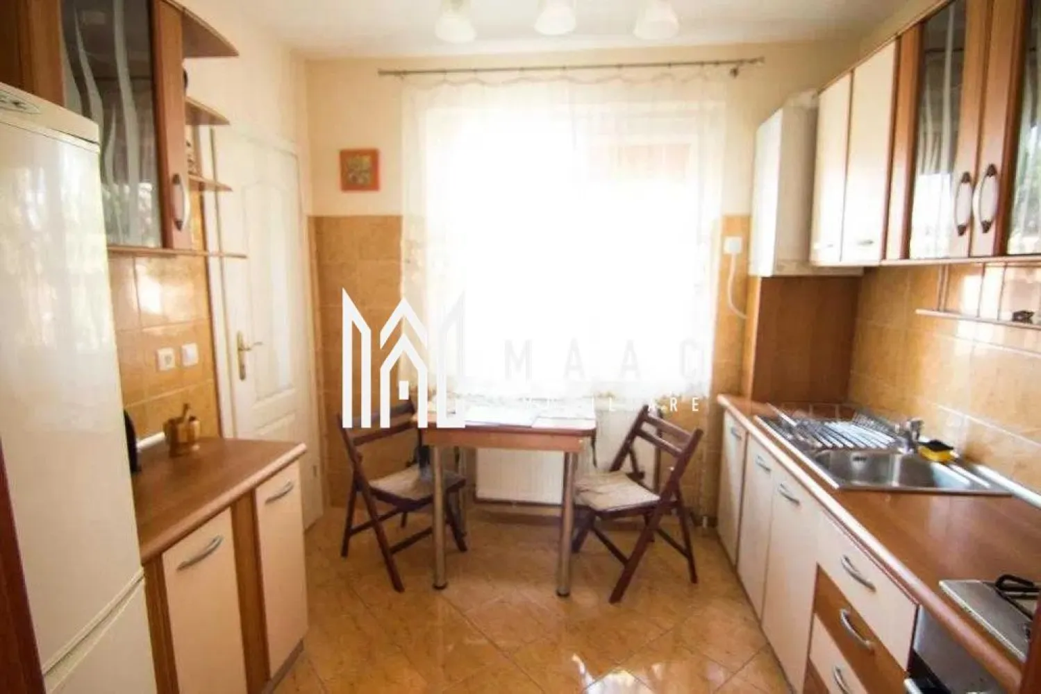 Apartament 3 Camere I Decomandat I Pivnita I Trei Stejari - Vă propunem spre închiriere un apartament primitor și bine compartimentat, ideal pentru cei care își doresc confort, funcționalitate și o atmosferă relaxantă.

Finisajele moderne și amenajarea echilibrată oferă locuinței un ambient cald și plăcut, perfect pentru un stil de viață confortabil.

Compartimentare:
Living lumios
2 dormitoare
Bucătărie
Baie
Balcon

Suprafața utilă a apartamentului este de 70 mp, spațiul fiind foarte bine organizat pentru confortul zilnic.

Dotări:
Mașină de spălat
Aragaz
Combină frigorifică
Centrală termică proprie
Încălzire prin calorifere
Boxă la subsol pentru depozitare suplimentară

Avantaje:
Se închiriază complet mobilat și utilat
Spații generoase și luminoase
Finisaje moderne
Ideal pentru familie sau cupluri
Confort termic și costuri eficiente de întreținere

Un apartament echilibrat și confortabil, pregătit pentru mutare imediată, ideal pentru cei care caută o locuință practică și bine întreținută.

Pentru informati si vizionari: CP3082311