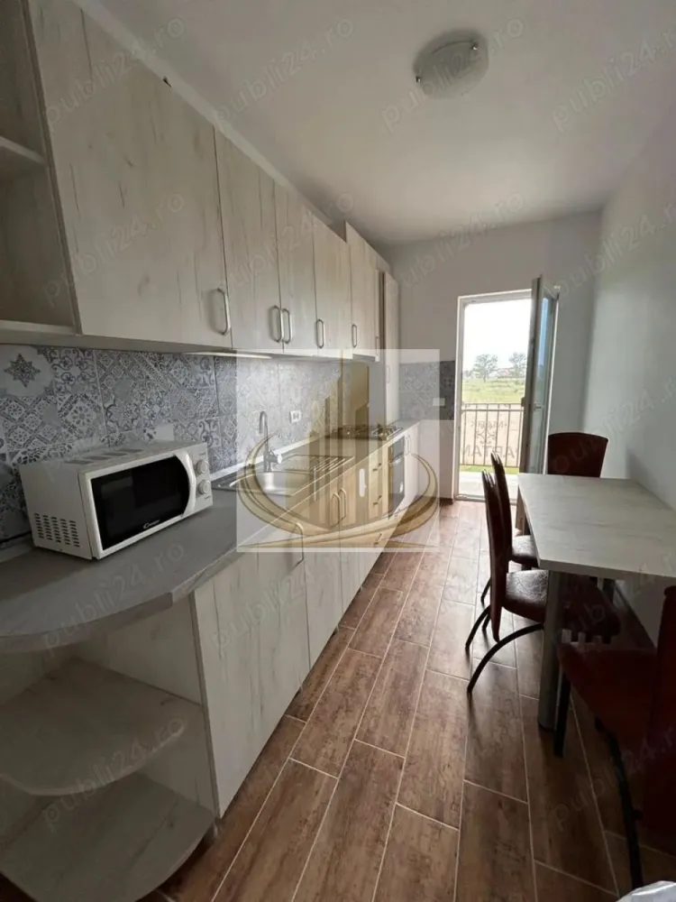 Apartament 1 Cameră |2 Parcări Acoperite | Bloc Nou | Giroc – Hotel IQ - Grand Mobilis Imobiliare vă propune spre închiriere un apartament modern cu 1 cameră, situat în Giroc, la doar câteva minute de Hotel IQ, într-o zonă liniștită, dar foarte bine conectată cu orașul și principalele puncte de interes.

Proprietatea este ideală pentru un cuplu, un student sau un medic rezident, datorită poziției excelente și accesului rapid către Complexul Studențesc și Spitalul Județean.

📐 Compartimentare:
Cameră spațioasă cu hol
Bucătărie separată
Baie
Balcon generos, cu 2 căi de acces

📍 Apartamentul este situat la etajul 2, într-un bloc nou și bine întreținut.

🏢 Dotări & beneficii:
Complet mobilat și utilat
Încălzire în pardoseală
Centrală proprie
Aer condiționat
Internet
Bloc nou
2 locuri de parcare acoperite incluse

👉 Apartamentul oferă un nivel ridicat de confort și costuri reduse de întreținere.

📍 Locație – unul dintre marile avantaje:

Proprietatea beneficiază de o poziție excelentă, fiind situată într-o zonă liniștită, dar foarte bine conectată.

În imediata apropiere regăsim:

centrul comercial din Giroc
farmacii
brutării
sală de sport
restaurante și cafenele
magazine și supermarketuri

👉 La doar câteva minute distanță:

terenuri de fotbal
terenuri de tenis
terenuri de volei pe nisip
parcuri pentru copii
mijloace de transport în comun

✔️ Acces rapid către:

Calea Girocului
Spitalul Județean
Complexul Studențesc
principalele artere ale orașului

📞 Pentru mai multe informații și programarea unei vizionări, echipa Grand Mobilis Imobiliare vă stă la dispoziție!
ID Intern: CP3082428
