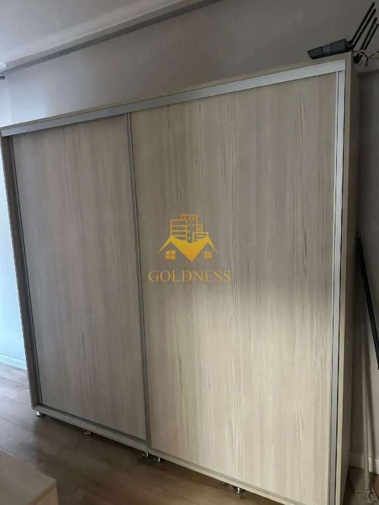 2 camere, modern, Dambul Rotund, Corneliu Coposu, Scoala de Agenti - GOLDNESS Imobiliare vă propune spre închiriere un apartament cu 2 camere open-space complet mobilat și utilat, la Parterul inalt într-un imobil de 2 etaje, în Cartierul Dambul Rotund.
Posibilitate de parcare in curte!
Se află în apropierea stațiilor de transport în comun, magazine, restaurante, spații verzi, farmacii, etc. 

Apartamentul este compartimentat astfel:
 - dormitor cu pat matrimonial, dressing, noptiere
 - living cu bucatarie open space complet utilată și mobilată, canapea extensibilă, loc de servit masa 
 - baie cu dus walk-in, geam, wc, chiuveta, calorifer port prosop și dulap pentru depozitare.
 - balcon de 4 mp.

Imobilul este dotat cu toate cele necesare- centrală proprie, Aer conditionat, frigider, aragaz, hotă, mașină de spălat haine, etc. 
Dacă sunteți interesați de acest apartament și doriți să îl vizionați, dar și pentru alte oferte nu ezitați să ne contactați telefonic sau prin e-mail. Vă stăm la dispoziție!

Pentru intermediere se percepe un comision de 50% din prețul chiriei!