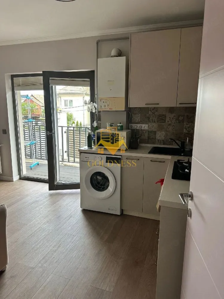 2 camere, modern, Dambul Rotund, Corneliu Coposu, Scoala de Agenti - GOLDNESS Imobiliare vă propune spre închiriere un apartament cu 2 camere open-space complet mobilat și utilat, la Parterul inalt într-un imobil de 2 etaje, în Cartierul Dambul Rotund.
Posibilitate de parcare in curte!
Se află în apropierea stațiilor de transport în comun, magazine, restaurante, spații verzi, farmacii, etc. 

Apartamentul este compartimentat astfel:
 - dormitor cu pat matrimonial, dressing, noptiere
 - living cu bucatarie open space complet utilată și mobilată, canapea extensibilă, loc de servit masa 
 - baie cu dus walk-in, geam, wc, chiuveta, calorifer port prosop și dulap pentru depozitare.
 - balcon de 4 mp.

Imobilul este dotat cu toate cele necesare- centrală proprie, Aer conditionat, frigider, aragaz, hotă, mașină de spălat haine, etc. 
Dacă sunteți interesați de acest apartament și doriți să îl vizionați, dar și pentru alte oferte nu ezitați să ne contactați telefonic sau prin e-mail. Vă stăm la dispoziție!

Pentru intermediere se percepe un comision de 50% din prețul chiriei!