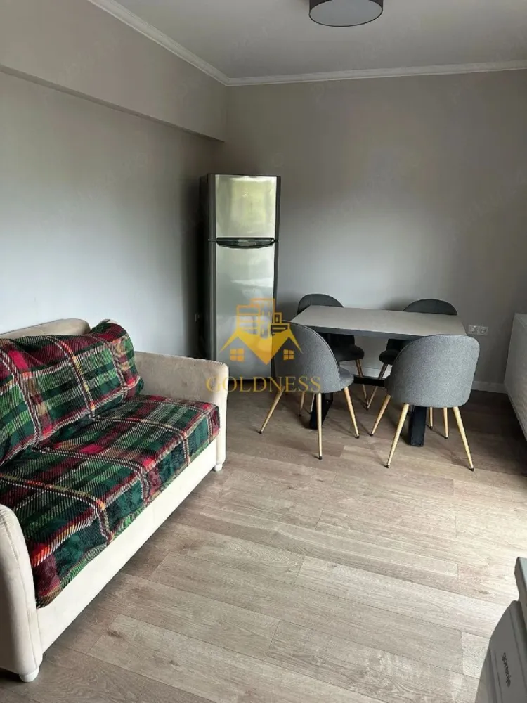 2 camere, modern, Dambul Rotund, Corneliu Coposu, Scoala de Agenti - GOLDNESS Imobiliare vă propune spre închiriere un apartament cu 2 camere open-space complet mobilat și utilat, la Parterul inalt într-un imobil de 2 etaje, în Cartierul Dambul Rotund.
Posibilitate de parcare in curte!
Se află în apropierea stațiilor de transport în comun, magazine, restaurante, spații verzi, farmacii, etc. 

Apartamentul este compartimentat astfel:
 - dormitor cu pat matrimonial, dressing, noptiere
 - living cu bucatarie open space complet utilată și mobilată, canapea extensibilă, loc de servit masa 
 - baie cu dus walk-in, geam, wc, chiuveta, calorifer port prosop și dulap pentru depozitare.
 - balcon de 4 mp.

Imobilul este dotat cu toate cele necesare- centrală proprie, Aer conditionat, frigider, aragaz, hotă, mașină de spălat haine, etc. 
Dacă sunteți interesați de acest apartament și doriți să îl vizionați, dar și pentru alte oferte nu ezitați să ne contactați telefonic sau prin e-mail. Vă stăm la dispoziție!

Pentru intermediere se percepe un comision de 50% din prețul chiriei!
