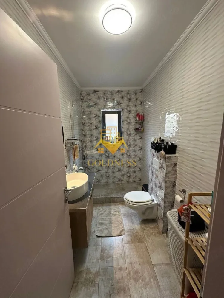 2 camere, modern, Dambul Rotund, Corneliu Coposu, Scoala de Agenti - GOLDNESS Imobiliare vă propune spre închiriere un apartament cu 2 camere open-space complet mobilat și utilat, la Parterul inalt într-un imobil de 2 etaje, în Cartierul Dambul Rotund.
Posibilitate de parcare in curte!
Se află în apropierea stațiilor de transport în comun, magazine, restaurante, spații verzi, farmacii, etc. 

Apartamentul este compartimentat astfel:
 - dormitor cu pat matrimonial, dressing, noptiere
 - living cu bucatarie open space complet utilată și mobilată, canapea extensibilă, loc de servit masa 
 - baie cu dus walk-in, geam, wc, chiuveta, calorifer port prosop și dulap pentru depozitare.
 - balcon de 4 mp.

Imobilul este dotat cu toate cele necesare- centrală proprie, Aer conditionat, frigider, aragaz, hotă, mașină de spălat haine, etc. 
Dacă sunteți interesați de acest apartament și doriți să îl vizionați, dar și pentru alte oferte nu ezitați să ne contactați telefonic sau prin e-mail. Vă stăm la dispoziție!

Pentru intermediere se percepe un comision de 50% din prețul chiriei!