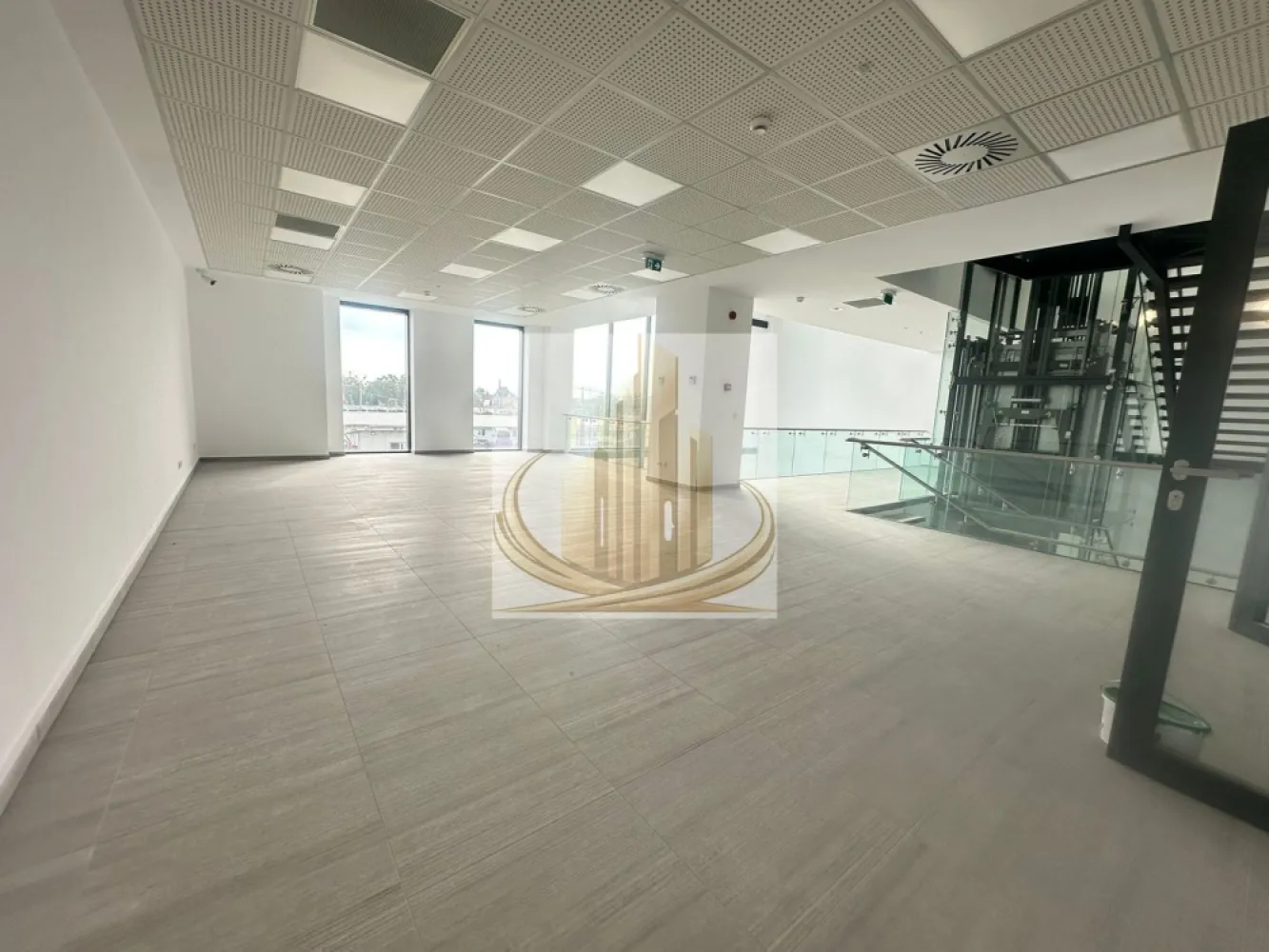 Spațiu comercial premium de mari dimensiuni – Fabrik Residence | - EXCLUSIVITATE | Spațiu comercial premium de mari dimensiuni – Fabrik Residence | Complex Studențesc | Multiple destinații

Grand Mobilis Imobiliare vă propune spre închiriere, în regim de exclusivitate, un spațiu comercial impresionant, destinat companiilor care își doresc o locație reprezentativă, flexibilă și pregătită pentru operare la standarde moderne.

Amplasat strategic în zona **Complexului Studențesc**, în cadrul ansamblului rezidențial modern **Fabrik Residence**, proprietatea beneficiază de o infrastructură premium și de un potențial comercial excepțional.

---

Suprafață & flexibilitate

Spațiul dispune de aproximativ 1.600 mp pe nivel, cu posibilitatea de închiriere:

* a unui singur etaj
* sau a unei suprafețe totale ce poate ajunge la aproximativ **4.000 mp** (INCLUDE ZONA DE LANDING/RECEPTIE)

Compartimentarea permite configurarea inteligentă și personalizarea completă a spațiului în funcție de cerințele viitorului chiriaș.

Destinații recomandate

Datorită configurației și facilităților existente, proprietatea este ideală pentru:

* sală de fitness / wellness premium
* centru medical / policlinică
* clinică de recuperare
* showroom de mari dimensiuni
* birouri corporate / sediu companie
* centru educațional
* activități comerciale mixte
* servicii premium

Facilități premium

✔️ Acces separat pentru chiriași și clienți
✔️ Bariere smart și acces securizat
✔️ Lifturi proprii
✔️ Grupuri sanitare dedicate pe fiecare etaj
✔️ Sistem profesional de ventilație cu recuperare de căldură
✔️ Climatizare centralizată
✔️ Toate utilitățile disponibile
✔️ Buncăr și spații tehnice dedicate
✔️ Peste 60 de locuri de parcare subterane

Avantaj comercial major

Proprietatea este integrată în ansamblul **Fabrik Residence**, care cuprinde:

*118 apartamente
* multiple spații SAD active

Acest lucru contribuie la formarea unui vad comercial puternic și la un flux constant de potențiali clienți.

Poziționare strategică

Situat într-una dintre cele mai active zone ale Timișoarei, spațiul oferă acces rapid către:

* centrul orașului
* campusurile universitare
* principalele artere de circulație
* transport public

O proprietate rară pe piață, ideală pentru companii care caută suprafețe ample, infrastructură modernă și posibilitatea dezvoltării unui business într-o locație premium.

📞 Pentru informații suplimentare, planuri și programarea unei prezentări private, vă invităm să ne contactați.