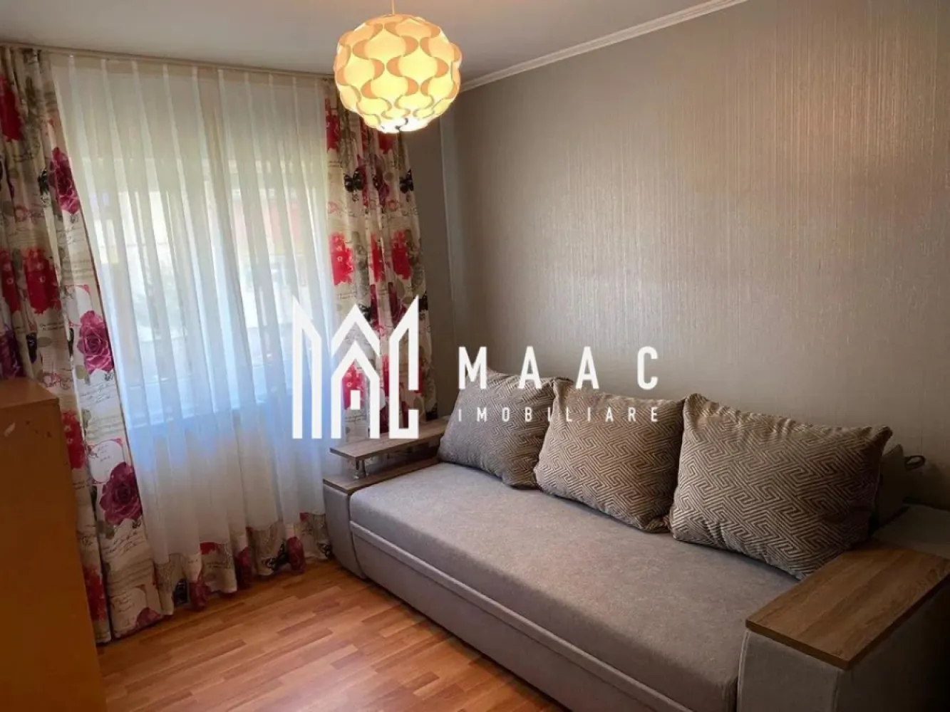 Apartament 3 Camere I Decomandat I Parter Inalt I Turnisor - Se oferă spre închiriere apartament cu 3 camere decomandate, situat la parter înalt al unui imobil cu 4 etaje din zona Turnișor, o locație apreciată pentru liniște, accesibilitate și accesul rapid către oraș.

Locuința este complet mobilată și utilată, fiind ideală pentru familie, cupluri sau persoane care își doresc spațiu și confort.

Caracteristici:
3 camere decomandate
Parter înalt
Imobil cu 4 etaje
Complet mobilat și utilat
Compartimentare practică și spațioasă
Apartament bine întreținut

Avantaje:
Disponibil imediat
Zonă liniștită și bine conectată
Ideal pentru familie
Acces facil către magazine, transport public și alte facilități
Poziționare practică și confortabilă

Un apartament spațios și funcțional, pregătit pentru mutare imediată, într-o zonă apreciată din Sibiu.

Pentru informati si vizionari: CP3082737