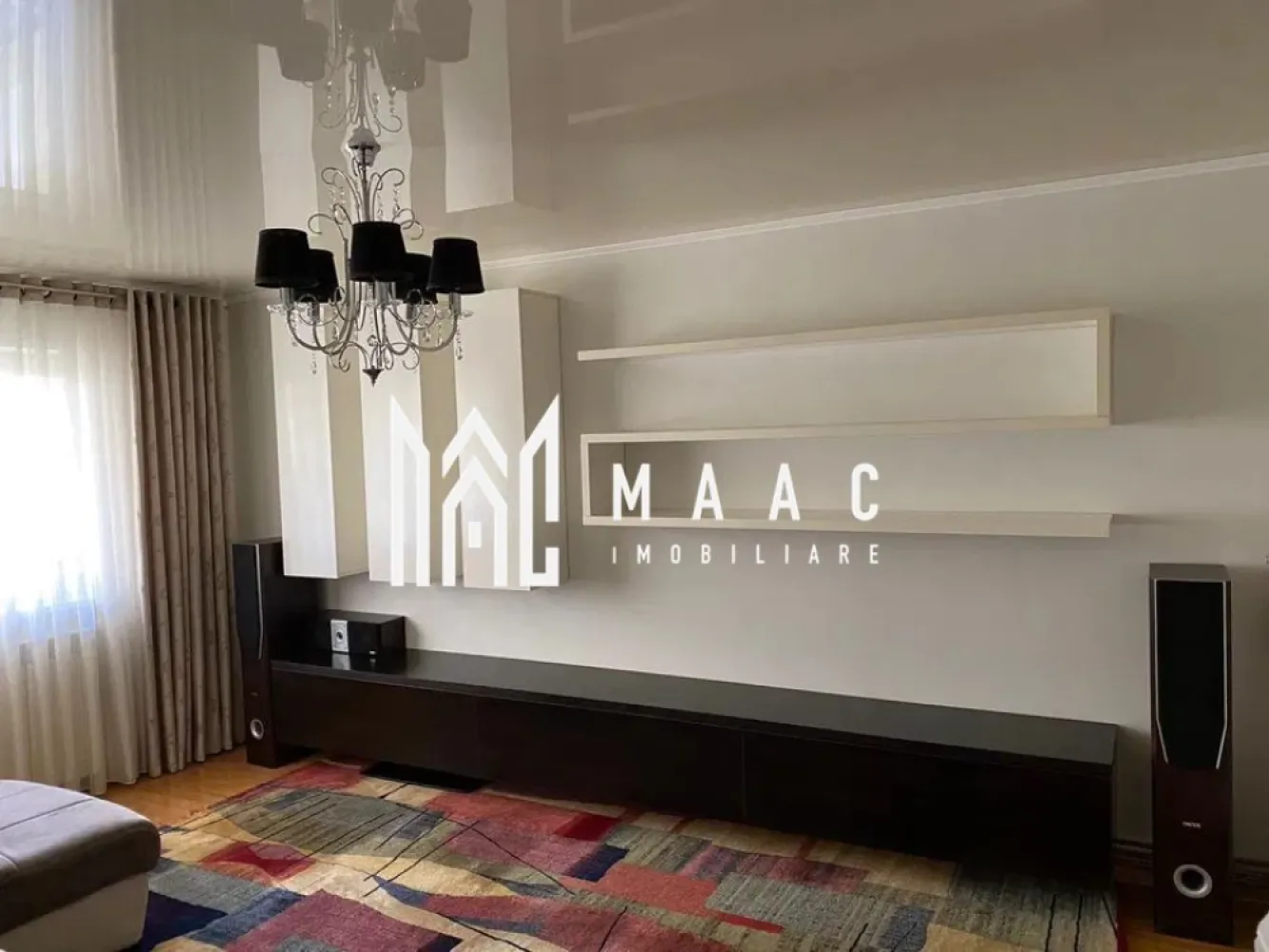 Apartament 3 Camere I Decomandat I Parter Inalt I Turnisor - Se oferă spre închiriere apartament cu 3 camere decomandate, situat la parter înalt al unui imobil cu 4 etaje din zona Turnișor, o locație apreciată pentru liniște, accesibilitate și accesul rapid către oraș.

Locuința este complet mobilată și utilată, fiind ideală pentru familie, cupluri sau persoane care își doresc spațiu și confort.

Caracteristici:
3 camere decomandate
Parter înalt
Imobil cu 4 etaje
Complet mobilat și utilat
Compartimentare practică și spațioasă
Apartament bine întreținut

Avantaje:
Disponibil imediat
Zonă liniștită și bine conectată
Ideal pentru familie
Acces facil către magazine, transport public și alte facilități
Poziționare practică și confortabilă

Un apartament spațios și funcțional, pregătit pentru mutare imediată, într-o zonă apreciată din Sibiu.

Pentru informati si vizionari: CP3082737