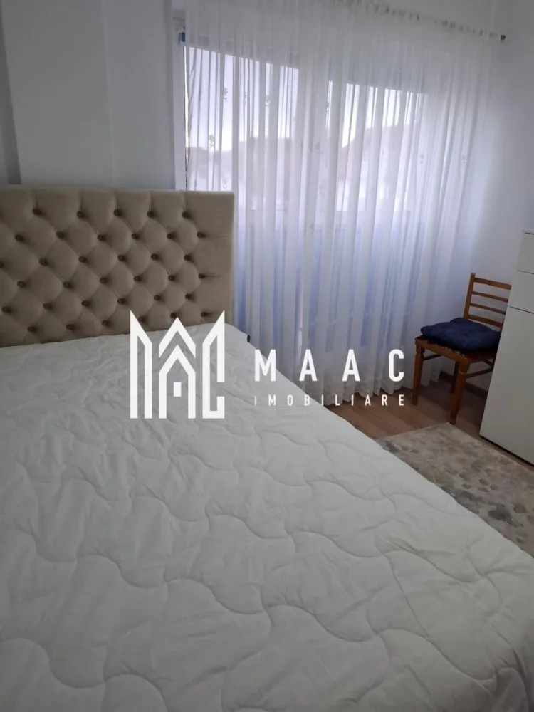 Apartament 3 camere | Etaj 2 | Mobilat | 68 MPU | Turnisor - MAAC Imobiliare vă prezintă spre vânzare un apartament cu 3 camere, situat la etajul 2 din 2 în zona Turnisor din Sibiu.

Caracteristici:
Apartament cu 3 camere decomandat.
Suprafață utilă de 68 mp.
Situat la etajul 2 din 2.
Construcție relativ nouă, anul 2020.
Compartimentare practică și eficientă.
Loc de parcare inclus.

Compartimentare:
Hol de acces.
Living spațios.
Bucătărie.
Două dormitoare.
Baie.

Dotări și confort:
Centrală termică proprie.
Încălzire prin calorifere.

Mobilare și utilare
Apartamentul se vinde mobilat, conform fotografiilor.
Pregătit pentru mutare imediată.

Avantaje locație
Zonă bine dezvoltată, cu acces rapid către magazine, școli și mijloace de transport.
În apropiere se regăsesc toate facilitățile necesare unui trai confortabil.

Pentru mai multe detalii precizati telefonic ca ati vazut anuntul cu ID: CP3052225