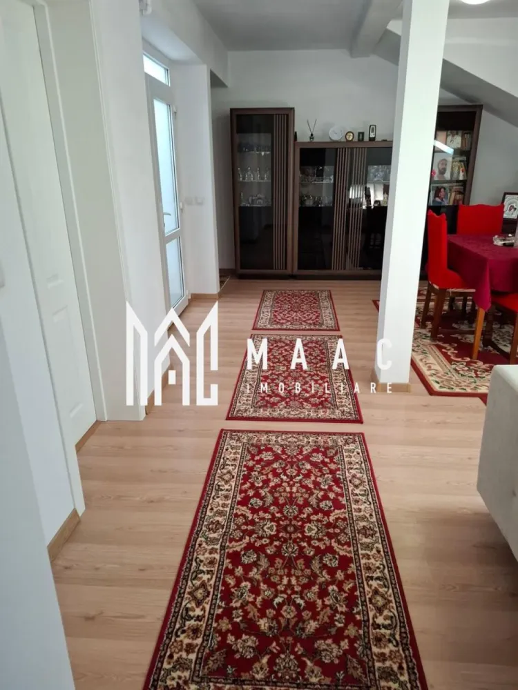 Apartament 3 camere | Etaj 2 | Mobilat | 68 MPU | Turnisor - MAAC Imobiliare vă prezintă spre vânzare un apartament cu 3 camere, situat la etajul 2 din 2 în zona Turnisor din Sibiu.

Caracteristici:
Apartament cu 3 camere decomandat.
Suprafață utilă de 68 mp.
Situat la etajul 2 din 2.
Construcție relativ nouă, anul 2020.
Compartimentare practică și eficientă.
Loc de parcare inclus.

Compartimentare:
Hol de acces.
Living spațios.
Bucătărie.
Două dormitoare.
Baie.

Dotări și confort:
Centrală termică proprie.
Încălzire prin calorifere.

Mobilare și utilare
Apartamentul se vinde mobilat, conform fotografiilor.
Pregătit pentru mutare imediată.

Avantaje locație
Zonă bine dezvoltată, cu acces rapid către magazine, școli și mijloace de transport.
În apropiere se regăsesc toate facilitățile necesare unui trai confortabil.

Pentru mai multe detalii precizati telefonic ca ati vazut anuntul cu ID: CP3052225