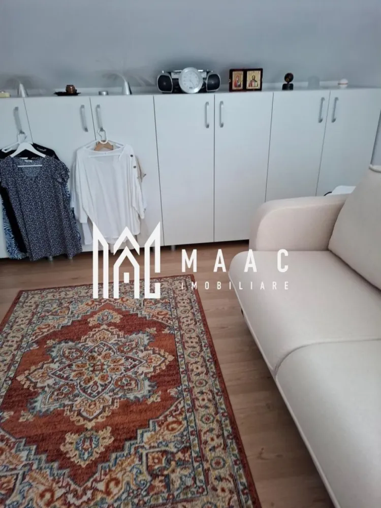 Apartament 3 camere | Etaj 2 | Mobilat | 68 MPU | Turnisor - MAAC Imobiliare vă prezintă spre vânzare un apartament cu 3 camere, situat la etajul 2 din 2 în zona Turnisor din Sibiu.

Caracteristici:
Apartament cu 3 camere decomandat.
Suprafață utilă de 68 mp.
Situat la etajul 2 din 2.
Construcție relativ nouă, anul 2020.
Compartimentare practică și eficientă.
Loc de parcare inclus.

Compartimentare:
Hol de acces.
Living spațios.
Bucătărie.
Două dormitoare.
Baie.

Dotări și confort:
Centrală termică proprie.
Încălzire prin calorifere.

Mobilare și utilare
Apartamentul se vinde mobilat, conform fotografiilor.
Pregătit pentru mutare imediată.

Avantaje locație
Zonă bine dezvoltată, cu acces rapid către magazine, școli și mijloace de transport.
În apropiere se regăsesc toate facilitățile necesare unui trai confortabil.

Pentru mai multe detalii precizati telefonic ca ati vazut anuntul cu ID: CP3052225