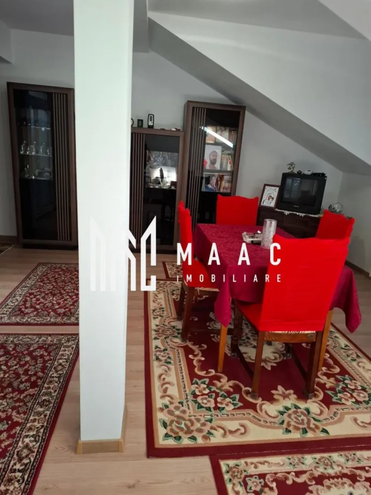 Apartament 3 camere | Etaj 2 | Mobilat | 68 MPU | Turnisor - MAAC Imobiliare vă prezintă spre vânzare un apartament cu 3 camere, situat la etajul 2 din 2 în zona Turnisor din Sibiu.

Caracteristici:
Apartament cu 3 camere decomandat.
Suprafață utilă de 68 mp.
Situat la etajul 2 din 2.
Construcție relativ nouă, anul 2020.
Compartimentare practică și eficientă.
Loc de parcare inclus.

Compartimentare:
Hol de acces.
Living spațios.
Bucătărie.
Două dormitoare.
Baie.

Dotări și confort:
Centrală termică proprie.
Încălzire prin calorifere.

Mobilare și utilare
Apartamentul se vinde mobilat, conform fotografiilor.
Pregătit pentru mutare imediată.

Avantaje locație
Zonă bine dezvoltată, cu acces rapid către magazine, școli și mijloace de transport.
În apropiere se regăsesc toate facilitățile necesare unui trai confortabil.

Pentru mai multe detalii precizati telefonic ca ati vazut anuntul cu ID: CP3052225