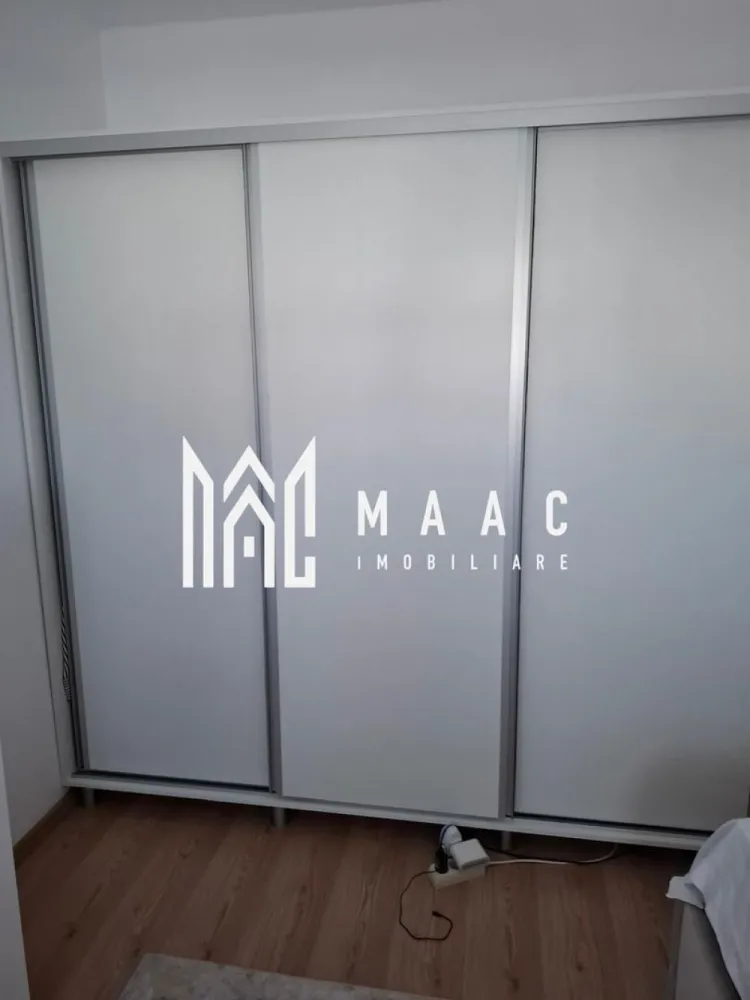 Apartament 3 camere | Etaj 2 | Mobilat | 68 MPU | Turnisor - MAAC Imobiliare vă prezintă spre vânzare un apartament cu 3 camere, situat la etajul 2 din 2 în zona Turnisor din Sibiu.

Caracteristici:
Apartament cu 3 camere decomandat.
Suprafață utilă de 68 mp.
Situat la etajul 2 din 2.
Construcție relativ nouă, anul 2020.
Compartimentare practică și eficientă.
Loc de parcare inclus.

Compartimentare:
Hol de acces.
Living spațios.
Bucătărie.
Două dormitoare.
Baie.

Dotări și confort:
Centrală termică proprie.
Încălzire prin calorifere.

Mobilare și utilare
Apartamentul se vinde mobilat, conform fotografiilor.
Pregătit pentru mutare imediată.

Avantaje locație
Zonă bine dezvoltată, cu acces rapid către magazine, școli și mijloace de transport.
În apropiere se regăsesc toate facilitățile necesare unui trai confortabil.

Pentru mai multe detalii precizati telefonic ca ati vazut anuntul cu ID: CP3052225