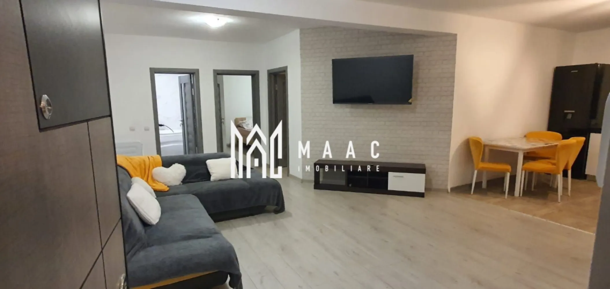 Apartament 3 camere | Etaj 3 | Pet Friendly | Aleea Sevis - MAAC Imobiliare vă propune spre închiriere un apartament cu 3 camere, decomandat, situat într-o zonă apreciată a orașului, pe Aleea Seviș, cartier Hipodrom III.

Apartamentul are o suprafață utilă de 72 mp și este amplasat la etajul 3 din 4 al unui imobil bine întreținut. Compartimentarea este practică și modernă, fiind compus din două dormitoare, living generos cu bucătărie open-space, baie dotată cu jacuzzi și balcon de 4 mp, ideal pentru relaxare.

Locuința se închiriază complet mobilată și utilată, cu finisaje moderne, oferind un nivel ridicat de confort. Beneficiază de centrală termică proprie cu calorifere, asigurând eficiență energetică și costuri reduse de întreținere.

Condiții de închiriere:

Contract pe perioadă minimă de 12 luni

Garanție: echivalentul unei chirii lunare

Se acceptă animale de companie

Apartamentul este ideal pentru persoane sau familii care își doresc un spațiu modern, bine poziționat și gata de mutare imediată.

Pentru mai multe detalii sau pentru programarea unei vizionări, MAAC Imobiliare vă stă cu drag la dispoziție.
ID: CP2868761.
