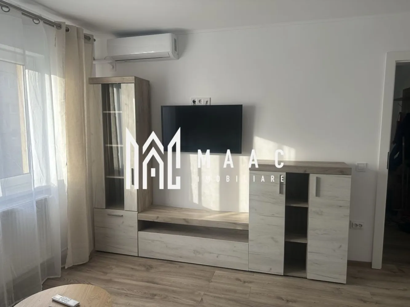 Apartament 3 camere | 45 MPU | Vasile Aaron - MAAC Imobiliare vă propune spre închiriere un apartament cu 3 camere, semidecomandat, situat la etajul 2 al unui imobil amplasat pe strada Semaforului, vis-a-vis de piața agroalimentară. Locuința este ideală pentru persoane sau familii care își doresc confort, acces facil către punctele de interes și un apartament complet pregătit pentru mutare.

Apartamentul este complet renovat și utilat, aflându-se la prima închiriere.

Compartimentare:
living luminos și primitor
2 dormitoare
bucătărie complet mobilată și utilată
baie
hol

Dotări și avantaje:
suprafață utilă de 45 mp
apartament complet renovat
mobilat și utilat modern
prima închiriere
etaj 2
compartimentare practică și funcțională
zonă accesibilă, aproape de magazine și mijloace de transport
situat vis-a-vis de piața agroalimentară

Localizare:
strada Semaforului, într-o zonă bine conectată la principalele puncte de interes din oraș, cu acces rapid către magazine, farmacii, școli și centre comerciale.

Condiții de închiriere:
se percepe garanție echivalentul unei chirii lunare
nu se acceptă animale de companie
disponibil imediat
se caută chiriași serioși pentru colaborare pe termen lung

Pentru mai multe detalii sau pentru programarea unei vizionări, vă rugăm să ne contactați specificand ID: CP3082313