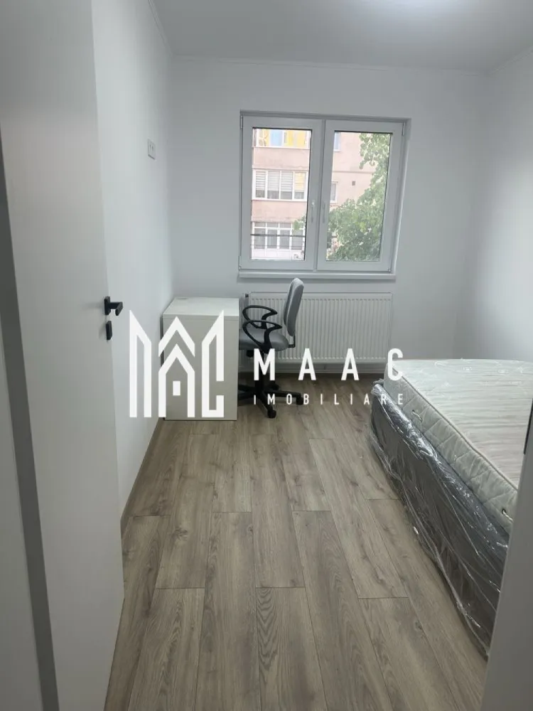 Apartament 3 camere | 45 MPU | Vasile Aaron - MAAC Imobiliare vă propune spre închiriere un apartament cu 3 camere, semidecomandat, situat la etajul 2 al unui imobil amplasat pe strada Semaforului, vis-a-vis de piața agroalimentară. Locuința este ideală pentru persoane sau familii care își doresc confort, acces facil către punctele de interes și un apartament complet pregătit pentru mutare.

Apartamentul este complet renovat și utilat, aflându-se la prima închiriere.

Compartimentare:
living luminos și primitor
2 dormitoare
bucătărie complet mobilată și utilată
baie
hol

Dotări și avantaje:
suprafață utilă de 45 mp
apartament complet renovat
mobilat și utilat modern
prima închiriere
etaj 2
compartimentare practică și funcțională
zonă accesibilă, aproape de magazine și mijloace de transport
situat vis-a-vis de piața agroalimentară

Localizare:
strada Semaforului, într-o zonă bine conectată la principalele puncte de interes din oraș, cu acces rapid către magazine, farmacii, școli și centre comerciale.

Condiții de închiriere:
se percepe garanție echivalentul unei chirii lunare
nu se acceptă animale de companie
disponibil imediat
se caută chiriași serioși pentru colaborare pe termen lung

Pentru mai multe detalii sau pentru programarea unei vizionări, vă rugăm să ne contactați specificand ID: CP3082313