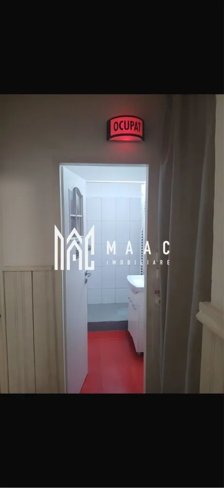 Apartament 2 camere | Etajul 2 | Balcon | Medias - MAAC Imobiliare vă propune spre vânzare un apartament cu 2 camere, situat în Mediaș, la etajul 2 din 4 al unui imobil bine întreținut, ideal atât pentru locuit, cât și pentru investiție.

Locuința are o suprafață utilă de 54 mp și este compartimentată practic și eficient, fiind compusă din:

living luminos
dormitor confortabil
bucătărie
baie
hol de acces
balcon

Apartamentul este poziționat la etaj intermediar (pe mijloc), oferind un confort termic sporit. Proprietatea beneficiază de pivniță și loc de parcare în fața blocului.

Imobilul este construit din cărămidă și dispune de acoperiș din țiglă. Un alt avantaj important îl reprezintă amplasarea excelentă, vis-a-vis de Sala Polivalentă, într-o zonă liniștită și cu acces facil către magazine, școli, mijloace de transport și alte puncte de interes.

Pentru mai multe informații sau pentru programarea unei vizionări, vă stăm cu drag la dispoziție!
Vă rugăm să specificați codul proprietății: CP3075360