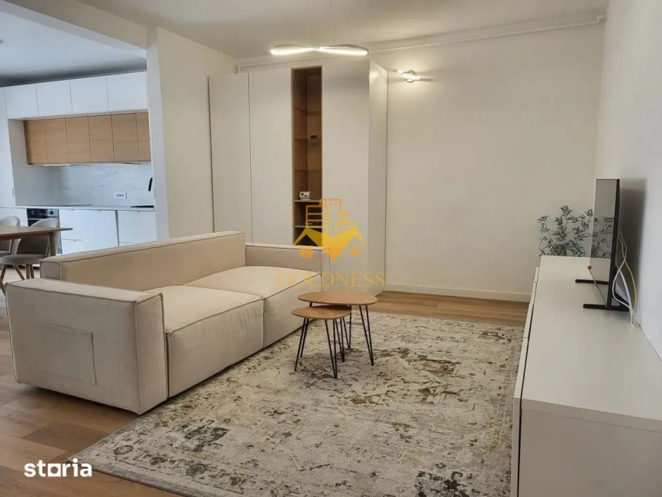 2 camere, Parcare, Piata Marasti, The Office, LIDL, Zona Avella, OMV - GOLDNESS Imobiliare vă propune spre închiriere un apartament cu 2 camere open-space, complet mobilat și utilat, la etajul 4 într-un imobil de 7 etaje, în Cartierul Marasti, Zona Piata Marasti.
Dispune de loc de parcare exterior!
Se află în apropierea stațiilor de transport în comun, magazine, restaurante, spații verzi, farmacii, etc. 

Apartamentul este compartimentat astfel:
 - dormitor cu pat matrimonial, dressing, noptiere, birou, aer conditioonat
 - living cu bucatarie open space complet utilată și mobilată, canapea extensibilă, loc de servit masa 
 - baie cu cada, calorifer port prosop și dulap pentru depozitare.
 - balcon de 5mp.

Imobilul este dotat cu toate cele necesare- centrală proprie, frigider, aragaz, hotă, mașină de spălat haine, etc. 

Dacă sunteți interesați de acest apartament și doriți să îl vizionați, dar și pentru alte oferte nu ezitați să ne contactați telefonic sau prin e-mail. Vă stăm la dispoziție!

Pentru intermediere se percepe un comision de 50% din prețul chiriei!