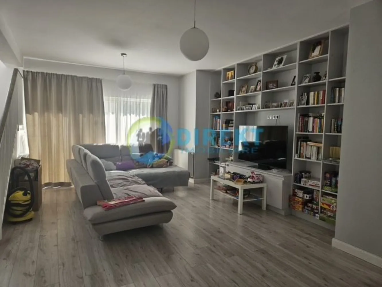 Casa individuala de inchiriat , zona Unirea - Agentia Direkt Imobiliare propune spre inchiriere casa individuala , situata in zona Unirea .

Imobilul are o suprafata de 120 mp , este compusa din la parter bucatarie si living open space , baie , iesire pe terasa , iar la etaj 3 dormitoare , baie , terasa exterioara ,loc de parcare .
Mobilata si utilata in totalitate . 

Disponibila spre inchiriere din 01.06.2026