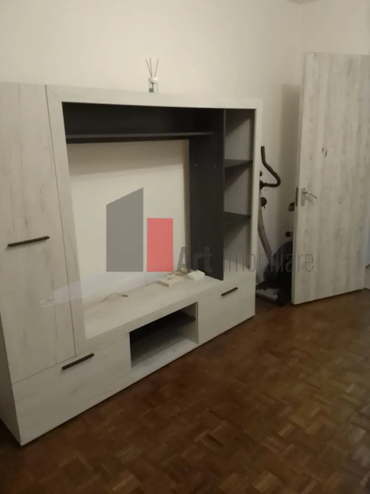 garsoniera Drumul Taberei - Drumul Taberei, Plaza Romania, parter/10, cu balcon, confort 1, semidecomandata, mobilata tineresc, utilata complet, foarte curata, libera. Blocul este anvelopat si se afla langa statia tramvai 41, STB, metrou Parc dr taberei, in apropiere de Plaza, Lidl, parc si piata Moghioros
