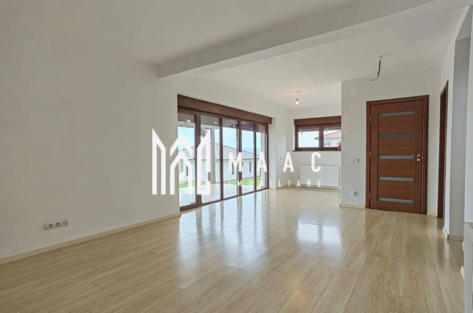 Casa individuala | Teren 370 MP | 5 camere | Bavaria - MAAC Imobiliare vă propune spre vânzare o casă individuală cu panoramă spectaculoasă, amplasată în cartierul rezidențial Bavaria.

Compartimentare Interioară:
Parter
Hol de acces.
Scară cu spațiu de depozitare (debara) integrat.
Baie cu fereastră pentru lumină naturală.
Living luminos, cu zonă dedicată diningului.
Cameră ideală ca birou sau dormitor de oaspeți.
Bucătărie complet mobilată și utilată.
Terasă cu vedere către Munții Făgăraș.

Etaj
Hol de acces către dormitoare.
3 dormitoare spațioase (două cu panoramă către munți).
Baie complet utilată, dotată cu cadă și duș walk-in.
Pod de aproximativ 30 mp.

Amenajări exterioare:
Trotuare pavate în jurul întregii case.
Zonă de parcare amenajată cu pavaj.
Curte ce poate fi reorganizată sau extinsă după preferințe.

Construcție & materiale:
Casă finalizată în 2016.
Zidărie din cărămidă Cemacon Evoceramic 44.
Ferestre termopan marca Rehau.
Țiglă ceramică Bramac.
Centrală termică în condensare.

Utilități & conectivitate:
Toate utilitățile disponibile: apă, gaz, curent, canalizare.
Internet prin fibră optică.

Securitate & acces:
Acces în cartier cu barieră.
Pază și monitorizare 24/7.
Drum privat și iluminat stradal complet.

Posibilitate de extindere
Terenul permite extinderea curții sau reconfigurarea spațiului exterior în funcție de nevoi.

Pentru mai multe detalii precizati telefonic ca ati vazut anuntul cu ID: CP1784401