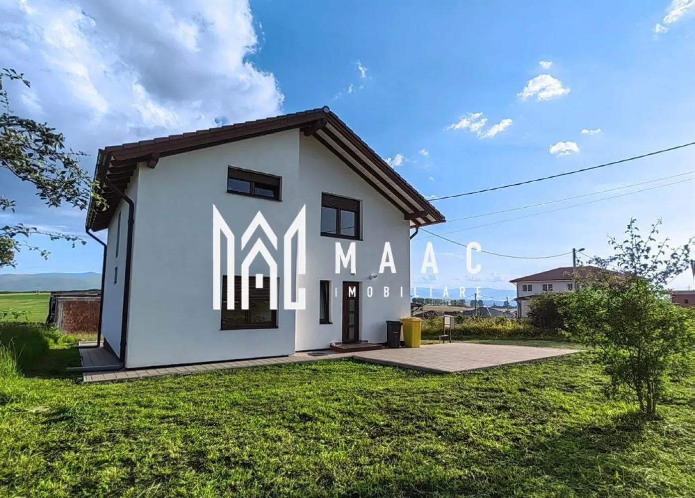 Casa individuala | Teren 370 MP | 5 camere | Bavaria - MAAC Imobiliare vă propune spre vânzare o casă individuală cu panoramă spectaculoasă, amplasată în cartierul rezidențial Bavaria.

Compartimentare Interioară:
Parter
Hol de acces.
Scară cu spațiu de depozitare (debara) integrat.
Baie cu fereastră pentru lumină naturală.
Living luminos, cu zonă dedicată diningului.
Cameră ideală ca birou sau dormitor de oaspeți.
Bucătărie complet mobilată și utilată.
Terasă cu vedere către Munții Făgăraș.

Etaj
Hol de acces către dormitoare.
3 dormitoare spațioase (două cu panoramă către munți).
Baie complet utilată, dotată cu cadă și duș walk-in.
Pod de aproximativ 30 mp.

Amenajări exterioare:
Trotuare pavate în jurul întregii case.
Zonă de parcare amenajată cu pavaj.
Curte ce poate fi reorganizată sau extinsă după preferințe.

Construcție & materiale:
Casă finalizată în 2016.
Zidărie din cărămidă Cemacon Evoceramic 44.
Ferestre termopan marca Rehau.
Țiglă ceramică Bramac.
Centrală termică în condensare.

Utilități & conectivitate:
Toate utilitățile disponibile: apă, gaz, curent, canalizare.
Internet prin fibră optică.

Securitate & acces:
Acces în cartier cu barieră.
Pază și monitorizare 24/7.
Drum privat și iluminat stradal complet.

Posibilitate de extindere
Terenul permite extinderea curții sau reconfigurarea spațiului exterior în funcție de nevoi.

Pentru mai multe detalii precizati telefonic ca ati vazut anuntul cu ID: CP1784401