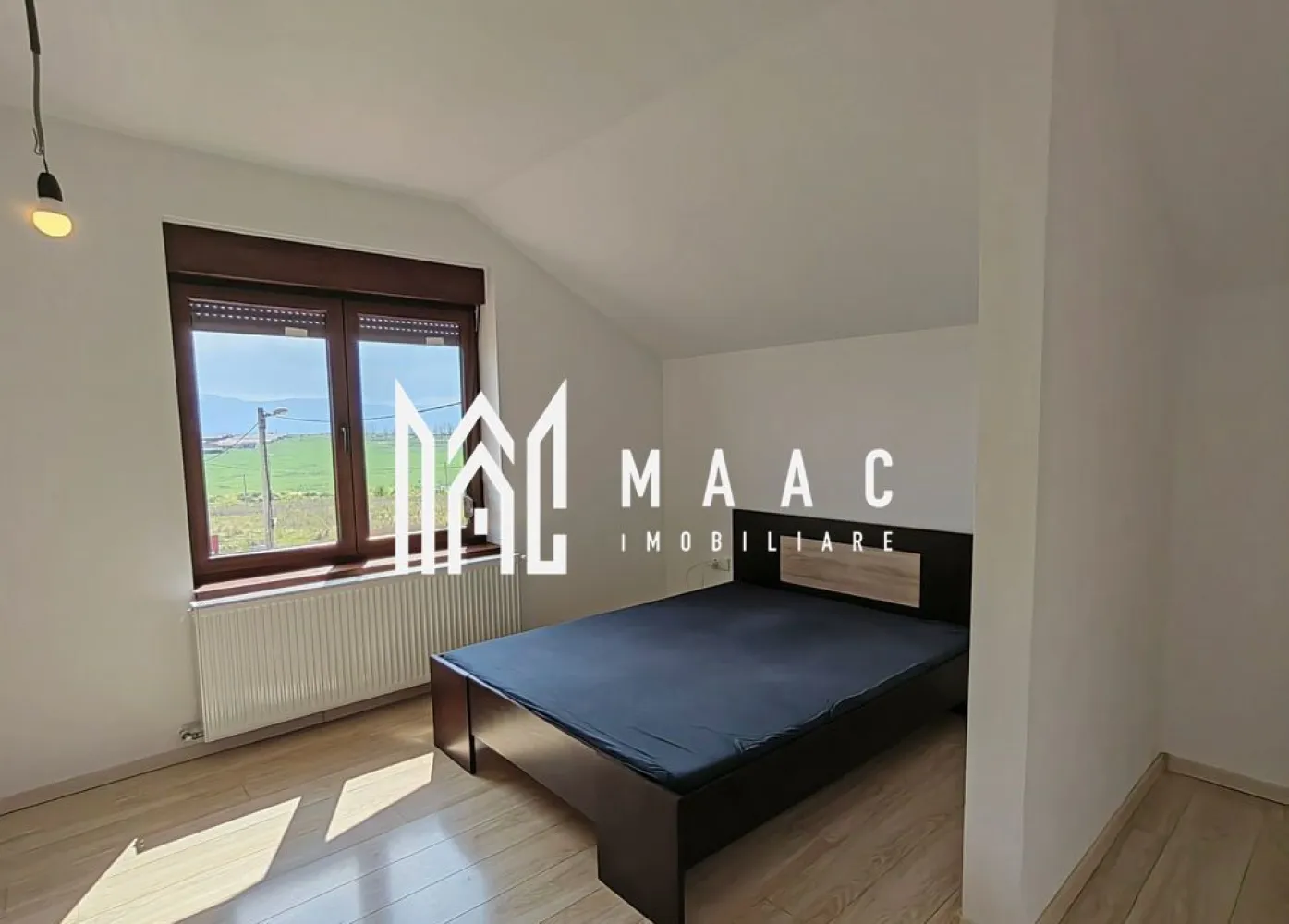 Casa individuala | Teren 370 MP | 5 camere | Bavaria - MAAC Imobiliare vă propune spre vânzare o casă individuală cu panoramă spectaculoasă, amplasată în cartierul rezidențial Bavaria.

Compartimentare Interioară:
Parter
Hol de acces.
Scară cu spațiu de depozitare (debara) integrat.
Baie cu fereastră pentru lumină naturală.
Living luminos, cu zonă dedicată diningului.
Cameră ideală ca birou sau dormitor de oaspeți.
Bucătărie complet mobilată și utilată.
Terasă cu vedere către Munții Făgăraș.

Etaj
Hol de acces către dormitoare.
3 dormitoare spațioase (două cu panoramă către munți).
Baie complet utilată, dotată cu cadă și duș walk-in.
Pod de aproximativ 30 mp.

Amenajări exterioare:
Trotuare pavate în jurul întregii case.
Zonă de parcare amenajată cu pavaj.
Curte ce poate fi reorganizată sau extinsă după preferințe.

Construcție & materiale:
Casă finalizată în 2016.
Zidărie din cărămidă Cemacon Evoceramic 44.
Ferestre termopan marca Rehau.
Țiglă ceramică Bramac.
Centrală termică în condensare.

Utilități & conectivitate:
Toate utilitățile disponibile: apă, gaz, curent, canalizare.
Internet prin fibră optică.

Securitate & acces:
Acces în cartier cu barieră.
Pază și monitorizare 24/7.
Drum privat și iluminat stradal complet.

Posibilitate de extindere
Terenul permite extinderea curții sau reconfigurarea spațiului exterior în funcție de nevoi.

Pentru mai multe detalii precizati telefonic ca ati vazut anuntul cu ID: CP1784401