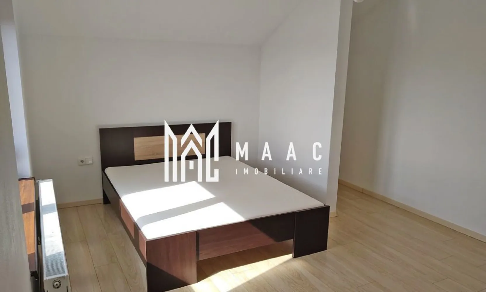 Casa individuala | Teren 370 MP | 5 camere | Bavaria - MAAC Imobiliare vă propune spre vânzare o casă individuală cu panoramă spectaculoasă, amplasată în cartierul rezidențial Bavaria.

Compartimentare Interioară:
Parter
Hol de acces.
Scară cu spațiu de depozitare (debara) integrat.
Baie cu fereastră pentru lumină naturală.
Living luminos, cu zonă dedicată diningului.
Cameră ideală ca birou sau dormitor de oaspeți.
Bucătărie complet mobilată și utilată.
Terasă cu vedere către Munții Făgăraș.

Etaj
Hol de acces către dormitoare.
3 dormitoare spațioase (două cu panoramă către munți).
Baie complet utilată, dotată cu cadă și duș walk-in.
Pod de aproximativ 30 mp.

Amenajări exterioare:
Trotuare pavate în jurul întregii case.
Zonă de parcare amenajată cu pavaj.
Curte ce poate fi reorganizată sau extinsă după preferințe.

Construcție & materiale:
Casă finalizată în 2016.
Zidărie din cărămidă Cemacon Evoceramic 44.
Ferestre termopan marca Rehau.
Țiglă ceramică Bramac.
Centrală termică în condensare.

Utilități & conectivitate:
Toate utilitățile disponibile: apă, gaz, curent, canalizare.
Internet prin fibră optică.

Securitate & acces:
Acces în cartier cu barieră.
Pază și monitorizare 24/7.
Drum privat și iluminat stradal complet.

Posibilitate de extindere
Terenul permite extinderea curții sau reconfigurarea spațiului exterior în funcție de nevoi.

Pentru mai multe detalii precizati telefonic ca ati vazut anuntul cu ID: CP1784401