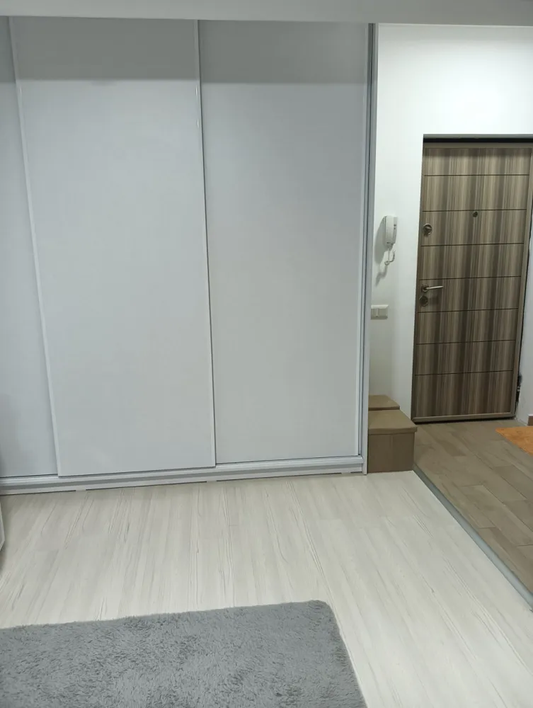 Apartament de vanzare - Rog seriozitate .tel 0764837772 CameliaVă prezentăm un apartament cu 2 camere situat în zona Rahova, București, perfect pentru cei care caută confort și accesibilitate. Acesta se află la etajul 6 al unui imobil construit în 2018, oferind o priveliște plăcută și liniște.Apartamentul dispune de o suprafață utilă de 47.7 mp, ceea ce asigură un spațiu generos pentru amenajări personalizate. Designul modern și funcționalitatea acestuia sunt completate de dotările de calitate.În apropiere se regăsesc diverse facilități, inclusiv magazine, școli și mijloace de transport în comun, ceea ce face din această locație o alegere potrivită pentru orice familie sau persoană acti