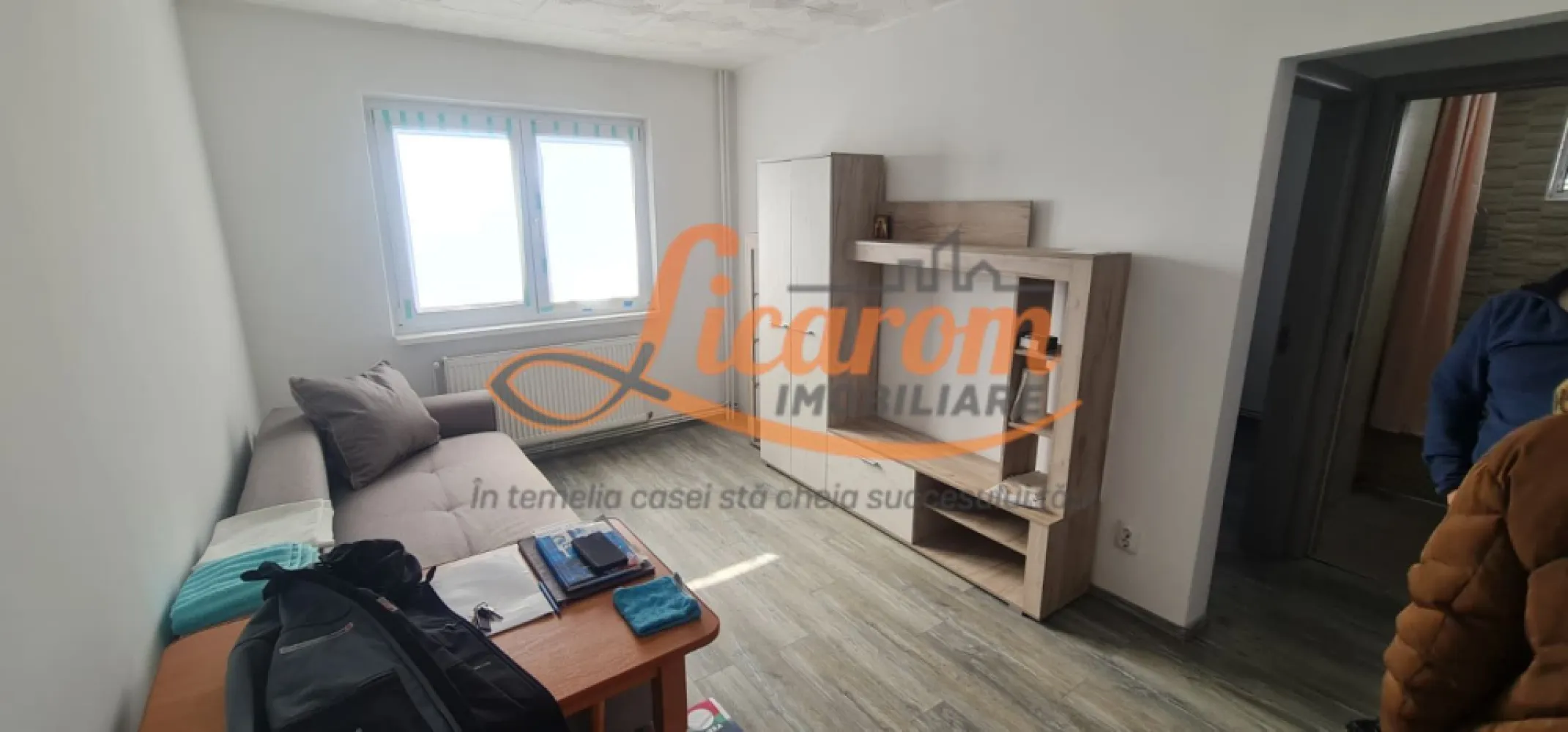 Apartament 2 camere Florilor ITC ,Recent amenajat,mobilat,utilat. - Licarom Imobiliare propune spre inchiriere un apartament cu 2 camere, semidecomandat, situat in cartierul Florilor apropiere de ITC.
Apartamentul se afla la etajul 3/4 si este recent reamenajat,avand centrala termica proprie,gresie,faianta,parchet,geamuri termopan.
Apartamentul este complet mobilat si utilat , LIBER, DISPONIBIL PENTRU MUTARE IMEDIATA.
Pretul este 350 euro /luna.
Pentru tranzactionarea acestei proprietati,agentia percepe comision 50% din valoarea unei chirii,platibil o singura data la semnarea contractului de inchiriere.
Pentru mai multe relatii si vizionari,nu ezitati sa ne contactati la telefon 0723985424 Consultant imobiliar Liliana si 0741059397 Consultant imobiliar Calin