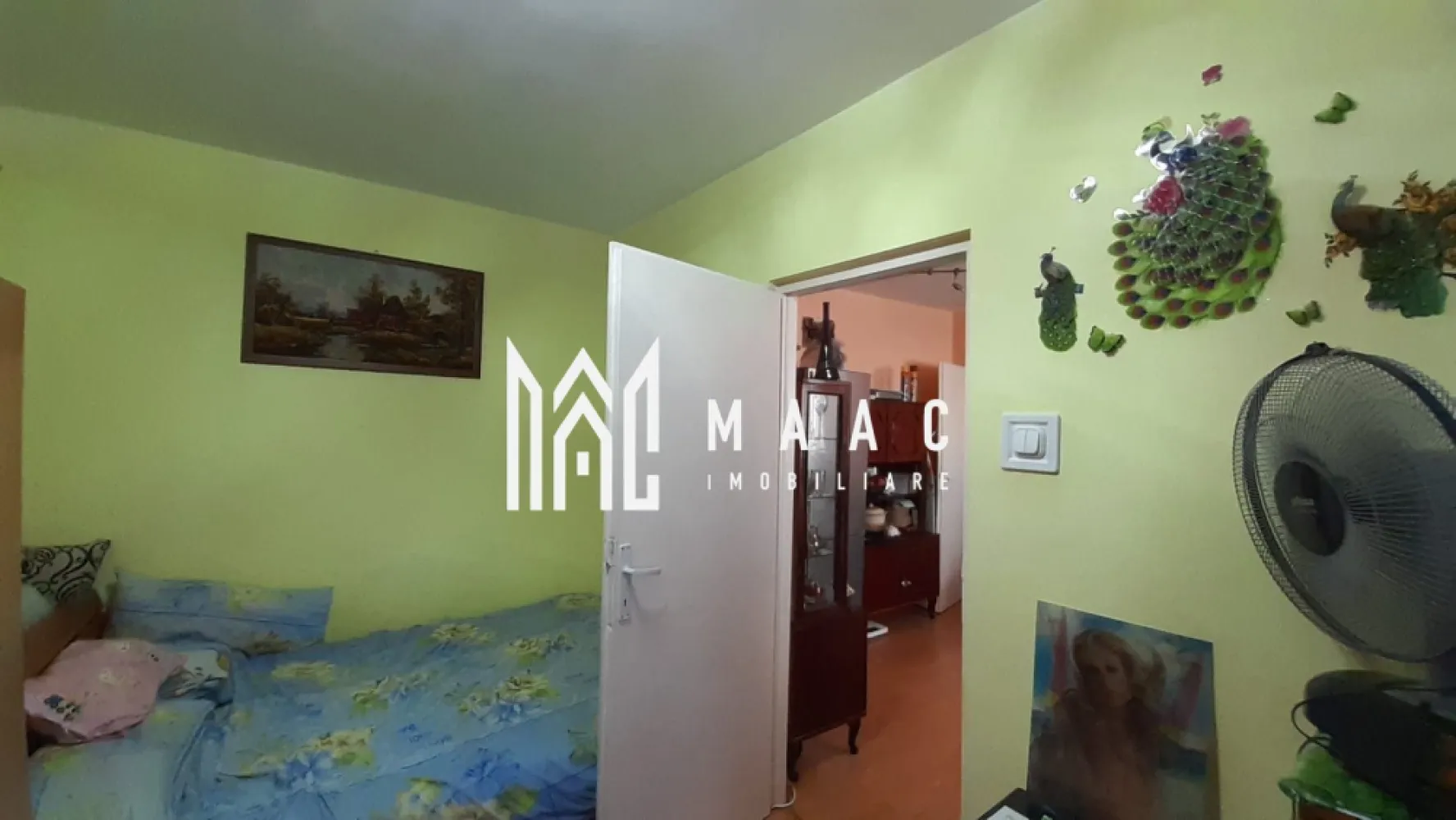 Apartament 2 camere | Renovat | 38 MP | Mihai Viteazu - MAAC Imobiliare va ofera spre vanzare un apartament de 2 camere in zona Mihai Viteazu. 

Caracteristici:
Etaj: 4 al unui imobil de 5 etaje, ultimul nivel fiind mansardă
Suprafață totală: 38 mp
Compartimentare: dormitor, sufragerie, bucătărie separată, baie și cămară.
Stare: apartament complet mobilat, gata pentru mutare
Renovare: locuința a fost renovată recent, în luna februarie 2024

Dotări și confort:
Încălzire: centrală termică proprie cu calorifere
Mobilare: se vinde complet mobilat, ideal pentru mutare imediată sau închiriere

Localizare și avantaje:
Situat în zona Mihai Viteazu, una dintre cele mai accesibile și căutate zone ale orașului
Proximitate față de magazine, mijloace de transport, restaurante și puncte de interes

Pentru mai multe detalii, precizati telefonic ca ati vazut anuntul cu ID: CP1784344.