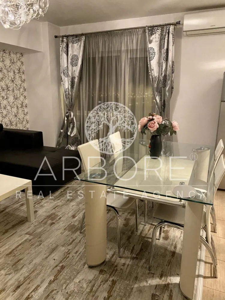 Apartament spațios 2 camere | Mobilat și utilat complet | Zona Pipera - Descoperiți o locuință modernă, gata de mutare, situată într-o zonă exclusivistă în apropierea pădurii și a principalelor artere de acces.

Detalii apartament:
2 camere foarte bine compartimentate
Living generos, mobilat cu gust: canapea extensibilă din piele + zonă de dining
Bucătărie complet echipată: cuptor electric, plită electrică, hotă performanta, chiuvetă și baterie de la Franke
Aer condiționat Samsung în zona de zi pentru confort termic optim
Dormitor elegant: pat din piele de la Mobexpert + dressing mare IKEA
Hol cu dressing generos, uși oglindă – spațiu excelent de depozitare
Două balcoane spațioase – ideale pentru relaxare sau momentul de socializare
Baie echipată cu cadă + maşină de spălat rufe cu uscător inclus
Imobilul oferă: pază 24/7, sistem CCTV, acces securizat (SMS) – siguranţă şi confort
Staţie de autobuz chiar în faţa blocului – acces facil la transport public
Zona are grădiniţe și şcoli în apropiere – ideal pentru locuire sau investiţie

De ce merită această zonă:
Acces rapid către centură / autostradă – ideal pentru deplasări către centru, aeroport, munte sau mare
Proximitate faţă de magazine mari şi centre comerciale: supermarket-uri, magazine de bricolaj, toate la îndemână
Zonă rezidenţială stabilă, apreciată şi în continuă dezvoltare – un plus pentru o investiţie pe termen mediu/lung

Concluzie:
Această proprietate este perfectă atât pentru cei care îşi doresc un loc de locuit elegant şi funcţional, cât şi pentru investitori care urmăresc o locaţie bine cotată. Mobilată şi utilată, cu două balcoane, într-o zonă cu facilităţi excelente – pregătită pentru mutare imediată.