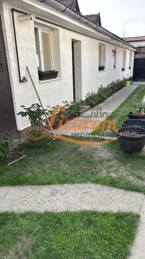 Proprietate saseasca cu 2 corpuri de casa, Comuna Vulcan,Brasov. - Licarom imobiliare propune spre vanzare o proprietate de tip sasesc in comuna Vulcan la 15 minute de Brasov,amplasarea este una foarte buna, intr-o zona centrala si liniștita, cu acces ușor din strada principala. 
Proprietatea este compusa din doua case și teren de 439 mp, conectat la toate utilitățile: gaz, curent, apa, canalizare. 

Prima casa este compusă din 3 camere, 2 bai, bucătărie, cămara și veranda spațioasă - in suprafața de 159 mp.
A doua casa este compusă din doua camere spațioase, bucatarie, baie - suprafața: 72 mp. 
Ambele case sunt renovate recent in anul 2021,avand elemente de modernism gresie,faianta,geamuri termopan etc - asociate cu cele traditionale sasesti -ziduri foarte groase - ceea ce ii confera un confort termic foarte sporit : vara - rece,iarna - cald.
Casele sunt izolate termic si au încălzire individuală cu centrala termica pe gaz si sobe de teracota care au fost complet refacute si sunt utilizabile iarna.
Imobilul se vinde parțial mobilat si utilat.
Ideal pentru a locui 2 familii (Familie extinsa) sau pentru a inchiria in vederea incasarii unui venit suplimentar.
Pretul este 175000 euro usor negociabil.
La tranzactionarea acestei proprietati, agentia percepe comision de 2% (TVA 0)
 
Pentru mai multe informatii si vizionari,nu ezitati sa ne contactati la telefon 0723985424 Consultant imobiliar Liliana si 0741059397 Consultant imobiliar Calin. .