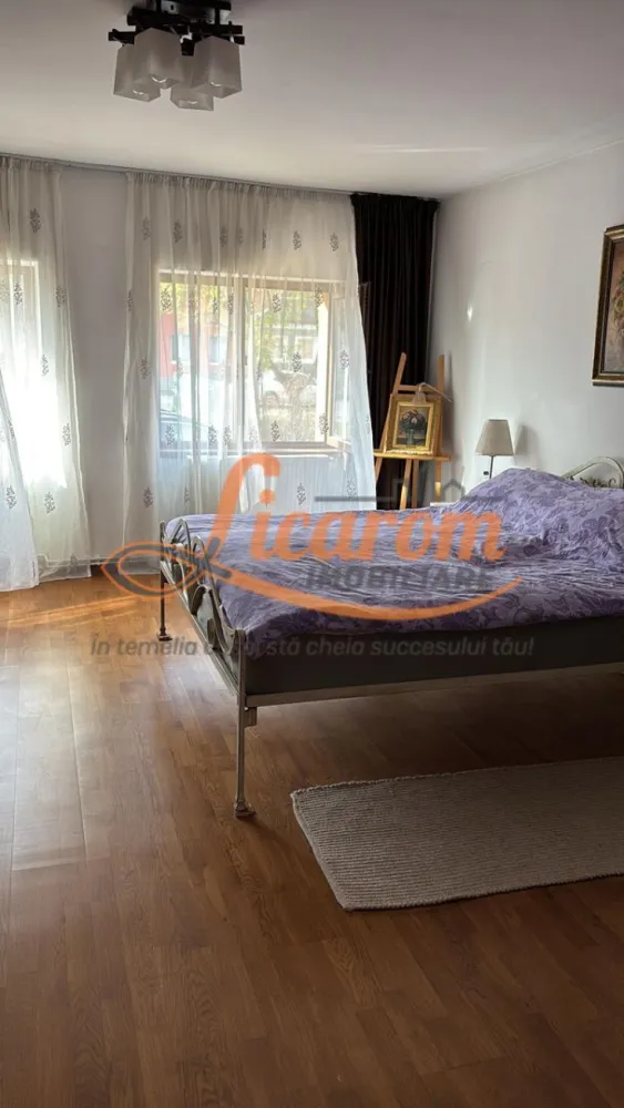 Proprietate saseasca cu 2 corpuri de casa, Comuna Vulcan,Brasov. - Licarom imobiliare propune spre vanzare o proprietate de tip sasesc in comuna Vulcan la 15 minute de Brasov,amplasarea este una foarte buna, intr-o zona centrala si liniștita, cu acces ușor din strada principala. 
Proprietatea este compusa din doua case și teren de 439 mp, conectat la toate utilitățile: gaz, curent, apa, canalizare. 

Prima casa este compusă din 3 camere, 2 bai, bucătărie, cămara și veranda spațioasă - in suprafața de 159 mp.
A doua casa este compusă din doua camere spațioase, bucatarie, baie - suprafața: 72 mp. 
Ambele case sunt renovate recent in anul 2021,avand elemente de modernism gresie,faianta,geamuri termopan etc - asociate cu cele traditionale sasesti -ziduri foarte groase - ceea ce ii confera un confort termic foarte sporit : vara - rece,iarna - cald.
Casele sunt izolate termic si au încălzire individuală cu centrala termica pe gaz si sobe de teracota care au fost complet refacute si sunt utilizabile iarna.
Imobilul se vinde parțial mobilat si utilat.
Ideal pentru a locui 2 familii (Familie extinsa) sau pentru a inchiria in vederea incasarii unui venit suplimentar.
Pretul este 175000 euro usor negociabil.
La tranzactionarea acestei proprietati, agentia percepe comision de 2% (TVA 0)
 
Pentru mai multe informatii si vizionari,nu ezitati sa ne contactati la telefon 0723985424 Consultant imobiliar Liliana si 0741059397 Consultant imobiliar Calin. .