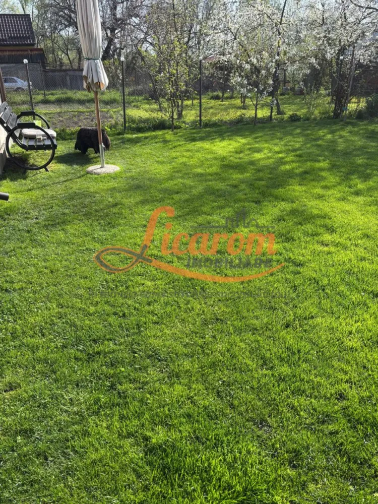 Proprietate saseasca cu 2 corpuri de casa, Comuna Vulcan,Brasov. - Licarom imobiliare propune spre vanzare o proprietate de tip sasesc in comuna Vulcan la 15 minute de Brasov,amplasarea este una foarte buna, intr-o zona centrala si liniștita, cu acces ușor din strada principala. 
Proprietatea este compusa din doua case și teren de 439 mp, conectat la toate utilitățile: gaz, curent, apa, canalizare. 

Prima casa este compusă din 3 camere, 2 bai, bucătărie, cămara și veranda spațioasă - in suprafața de 159 mp.
A doua casa este compusă din doua camere spațioase, bucatarie, baie - suprafața: 72 mp. 
Ambele case sunt renovate recent in anul 2021,avand elemente de modernism gresie,faianta,geamuri termopan etc - asociate cu cele traditionale sasesti -ziduri foarte groase - ceea ce ii confera un confort termic foarte sporit : vara - rece,iarna - cald.
Casele sunt izolate termic si au încălzire individuală cu centrala termica pe gaz si sobe de teracota care au fost complet refacute si sunt utilizabile iarna.
Imobilul se vinde parțial mobilat si utilat.
Ideal pentru a locui 2 familii (Familie extinsa) sau pentru a inchiria in vederea incasarii unui venit suplimentar.
Pretul este 175000 euro usor negociabil.
La tranzactionarea acestei proprietati, agentia percepe comision de 2% (TVA 0)
 
Pentru mai multe informatii si vizionari,nu ezitati sa ne contactati la telefon 0723985424 Consultant imobiliar Liliana si 0741059397 Consultant imobiliar Calin. .