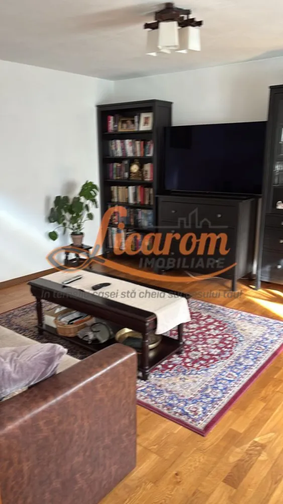 Proprietate saseasca cu 2 corpuri de casa, Comuna Vulcan,Brasov. - Licarom imobiliare propune spre vanzare o proprietate de tip sasesc in comuna Vulcan la 15 minute de Brasov,amplasarea este una foarte buna, intr-o zona centrala si liniștita, cu acces ușor din strada principala. 
Proprietatea este compusa din doua case și teren de 439 mp, conectat la toate utilitățile: gaz, curent, apa, canalizare. 

Prima casa este compusă din 3 camere, 2 bai, bucătărie, cămara și veranda spațioasă - in suprafața de 159 mp.
A doua casa este compusă din doua camere spațioase, bucatarie, baie - suprafața: 72 mp. 
Ambele case sunt renovate recent in anul 2021,avand elemente de modernism gresie,faianta,geamuri termopan etc - asociate cu cele traditionale sasesti -ziduri foarte groase - ceea ce ii confera un confort termic foarte sporit : vara - rece,iarna - cald.
Casele sunt izolate termic si au încălzire individuală cu centrala termica pe gaz si sobe de teracota care au fost complet refacute si sunt utilizabile iarna.
Imobilul se vinde parțial mobilat si utilat.
Ideal pentru a locui 2 familii (Familie extinsa) sau pentru a inchiria in vederea incasarii unui venit suplimentar.
Pretul este 175000 euro usor negociabil.
La tranzactionarea acestei proprietati, agentia percepe comision de 2% (TVA 0)
 
Pentru mai multe informatii si vizionari,nu ezitati sa ne contactati la telefon 0723985424 Consultant imobiliar Liliana si 0741059397 Consultant imobiliar Calin. .