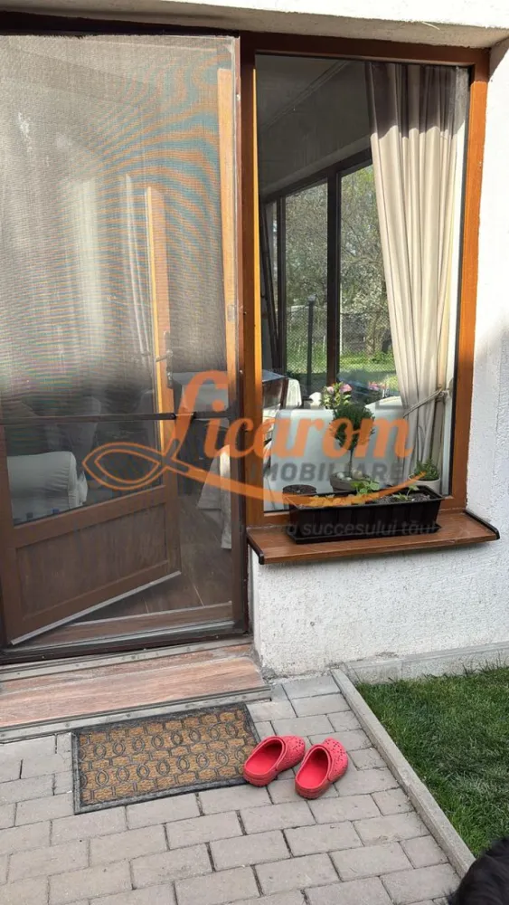 Proprietate saseasca cu 2 corpuri de casa, Comuna Vulcan,Brasov. - Licarom imobiliare propune spre vanzare o proprietate de tip sasesc in comuna Vulcan la 15 minute de Brasov,amplasarea este una foarte buna, intr-o zona centrala si liniștita, cu acces ușor din strada principala. 
Proprietatea este compusa din doua case și teren de 439 mp, conectat la toate utilitățile: gaz, curent, apa, canalizare. 

Prima casa este compusă din 3 camere, 2 bai, bucătărie, cămara și veranda spațioasă - in suprafața de 159 mp.
A doua casa este compusă din doua camere spațioase, bucatarie, baie - suprafața: 72 mp. 
Ambele case sunt renovate recent in anul 2021,avand elemente de modernism gresie,faianta,geamuri termopan etc - asociate cu cele traditionale sasesti -ziduri foarte groase - ceea ce ii confera un confort termic foarte sporit : vara - rece,iarna - cald.
Casele sunt izolate termic si au încălzire individuală cu centrala termica pe gaz si sobe de teracota care au fost complet refacute si sunt utilizabile iarna.
Imobilul se vinde parțial mobilat si utilat.
Ideal pentru a locui 2 familii (Familie extinsa) sau pentru a inchiria in vederea incasarii unui venit suplimentar.
Pretul este 175000 euro usor negociabil.
La tranzactionarea acestei proprietati, agentia percepe comision de 2% (TVA 0)
 
Pentru mai multe informatii si vizionari,nu ezitati sa ne contactati la telefon 0723985424 Consultant imobiliar Liliana si 0741059397 Consultant imobiliar Calin. .