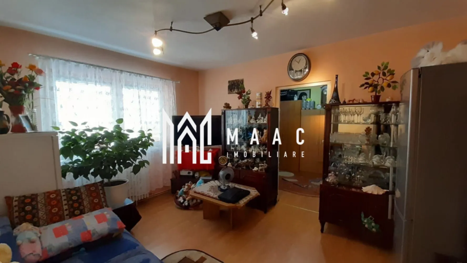 Apartament 2 camere | Renovat | 38 MP | Mihai Viteazu - MAAC Imobiliare va ofera spre vanzare un apartament de 2 camere in zona Mihai Viteazu. 

Caracteristici:
Etaj: 4 al unui imobil de 5 etaje, ultimul nivel fiind mansardă
Suprafață totală: 38 mp
Compartimentare: dormitor, sufragerie, bucătărie separată, baie și cămară.
Stare: apartament complet mobilat, gata pentru mutare
Renovare: locuința a fost renovată recent, în luna februarie 2024

Dotări și confort:
Încălzire: centrală termică proprie cu calorifere
Mobilare: se vinde complet mobilat, ideal pentru mutare imediată sau închiriere

Localizare și avantaje:
Situat în zona Mihai Viteazu, una dintre cele mai accesibile și căutate zone ale orașului
Proximitate față de magazine, mijloace de transport, restaurante și puncte de interes

Pentru mai multe detalii, precizati telefonic ca ati vazut anuntul cu ID: CP1784344.