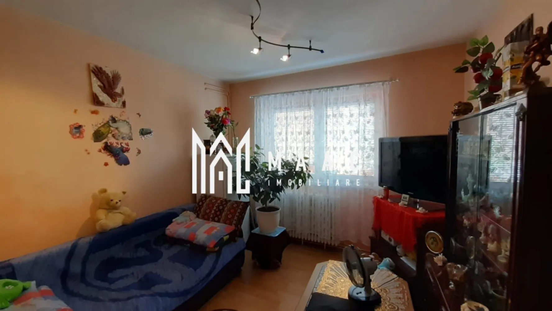 Apartament 2 camere | Renovat | 38 MP | Mihai Viteazu - MAAC Imobiliare va ofera spre vanzare un apartament de 2 camere in zona Mihai Viteazu. 

Caracteristici:
Etaj: 4 al unui imobil de 5 etaje, ultimul nivel fiind mansardă
Suprafață totală: 38 mp
Compartimentare: dormitor, sufragerie, bucătărie separată, baie și cămară.
Stare: apartament complet mobilat, gata pentru mutare
Renovare: locuința a fost renovată recent, în luna februarie 2024

Dotări și confort:
Încălzire: centrală termică proprie cu calorifere
Mobilare: se vinde complet mobilat, ideal pentru mutare imediată sau închiriere

Localizare și avantaje:
Situat în zona Mihai Viteazu, una dintre cele mai accesibile și căutate zone ale orașului
Proximitate față de magazine, mijloace de transport, restaurante și puncte de interes

Pentru mai multe detalii, precizati telefonic ca ati vazut anuntul cu ID: CP1784344.