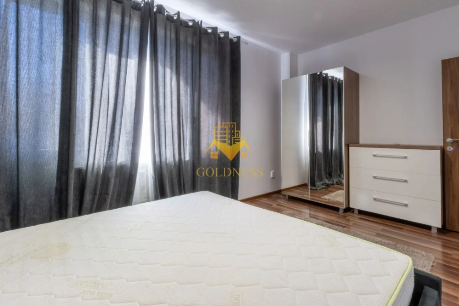 2 camere, modern, bloc nou, garaj, Iris Zona Maramuresului, Oasului - GOLDNESS Imobiliare vă propune spre închiriere un apartament cu 2 camere complet mobilat și utilat, la parter într-un imobil de 4 etaje, în Cartierul Iris.
Se poate inchiria parcare subterana cu 50e plus tva!
Se află în apropierea stațiilor de transport în comun, magazine, restaurante, spații verzi, farmacii, etc. 

Apartamentul este compartimentat astfel:
 - dormitor cu pat matrimonial, dressing, noptiere
 - living cu canapea extensibila, spatiu pentru depozitare, TV
 - bucatarie complet mobilata, utilata, loc de luat masa
 - baie cu cabina de dus, calorifer port prosop și dulap pentru depozitare.

Imobilul este dotat cu toate cele necesare- centrală proprie, frigider, aragaz, hotă, mașină de spălat haine, masina de spalat vase, etc. 

Dacă sunteți interesați de acest apartament și doriți să îl vizionați, dar și pentru alte oferte nu ezitați să ne contactați telefonic sau prin e-mail. Vă stăm la dispoziție!
Pentru intermediere se percepe un comision de 50% din prețul chiriei!