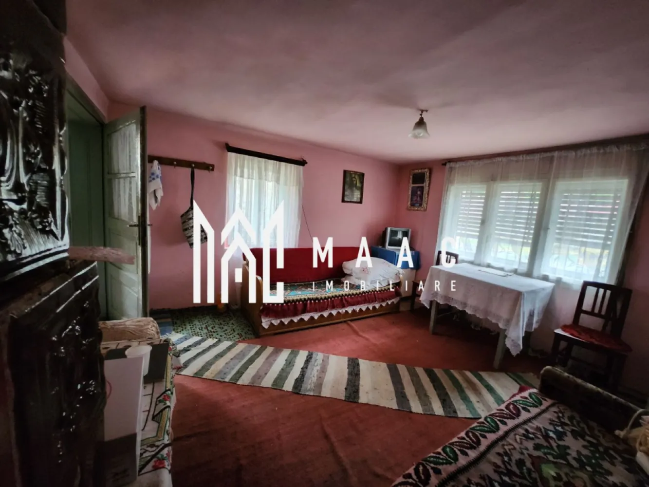Casa individuala, 3 camere I 650 mp teren I Tilisca - MAAC Imobiliare vă propune spre vânzare o casă cu 3 camere, situată în zona centrală a localității Tilișca, amplasată la stradă, într-un cadru liniștit, specific zonei rurale, ideal pentru locuire sau casă de vacanță.

Locuința este dispusă pe două niveluri și beneficiază de o structură solidă:

Parter: hol de acces, casa scării, bucătărie, debara, living
Etaj: două dormitoare decomandate

Între niveluri există placă de beton, iar scările sunt realizate tot din beton, oferind durabilitate și stabilitate construcției.

În curte se regăsesc anexe gospodărești și spații utile:
-șură cu grajd
-grădină de aproximativ 300 mp

Imobilul nu dispune de baie în interior.

Utilități disponibile:
-curent electric
-apă
-canalizare

Încălzirea se realizează cu sobă pe lemne.

Proprietatea oferă potențial de amenajare și modernizare, fiind potrivită pentru cei care își doresc o locuință într-o zonă tradițională, liniștită, cu acces facil la centrul localității.

Pentru mai multe detalii, vă rugăm să menționați telefonic că ați văzut anunțul cu CP1721965