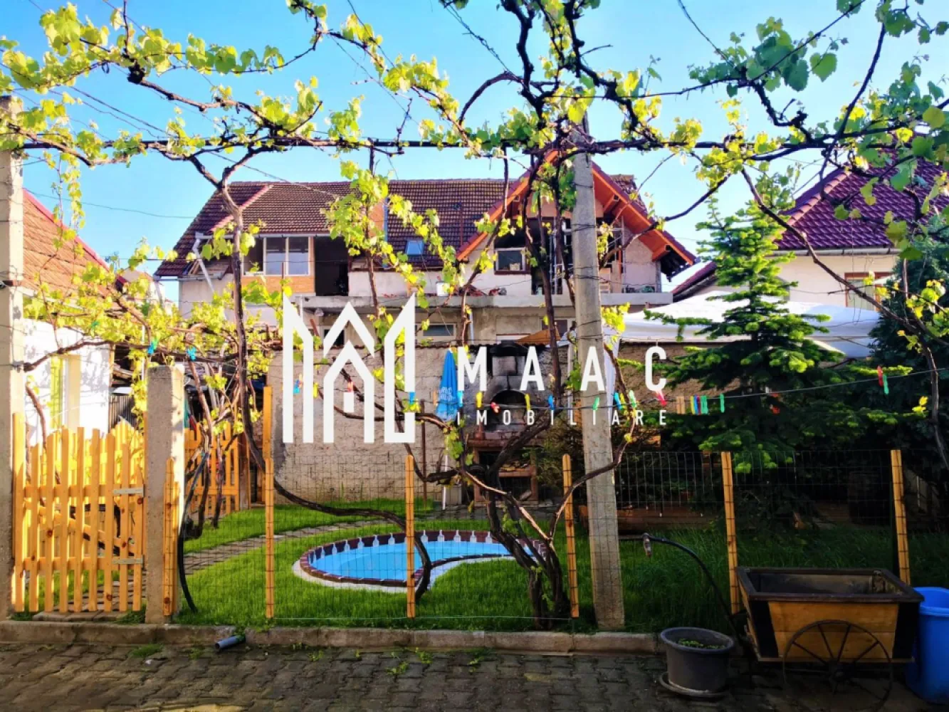 Casa 4 camere | Curte proprie | Pivnita | Zona Turnisor - MAAC Imobiliare vă propune spre vânzare o casă complet decomandată, situată în zona Turnișor, o proprietate ideală pentru familie, cu două corpuri de clădire și curte liberă generoasă, amplasată într-o zonă apreciată pentru accesibilitate și confort rezidențial.

Imobilul are o suprafață de 120 MPU și beneficiază de o curte liberă de aproximativ 160 MPU, fiind compartimentat astfel:

primul corp:
-parter înalt
-3 camere generoase
-hol
-baie
-cămară
-pod peste toată suprafața
-pivniță generoasă de 28 mp cu două încăperi

al doilea corp:
-bucătărie
-cameră
-pod peste toată suprafața

Casa este într-o stare foarte bună, complet renovată, cu structură solidă și ziduri groase din cărămidă. Mobilierul este în stare foarte bună, bine întreținut, iar încălzirea se realizează prin centrală termică pe gaz, asigurând confort termic pe tot parcursul anului.

Curtea este generoasă și permite parcarea a 3 mașini, fiind amenajată cu filigorie și loc de barbeque, precum și cu o mică piscină pentru relaxare, oferind un spațiu exterior ideal pentru petrecerea timpului liber.

Pentru mai multe informații și programarea unei vizionări, vă rugăm să menționați numărul CP1697008 la telefon.