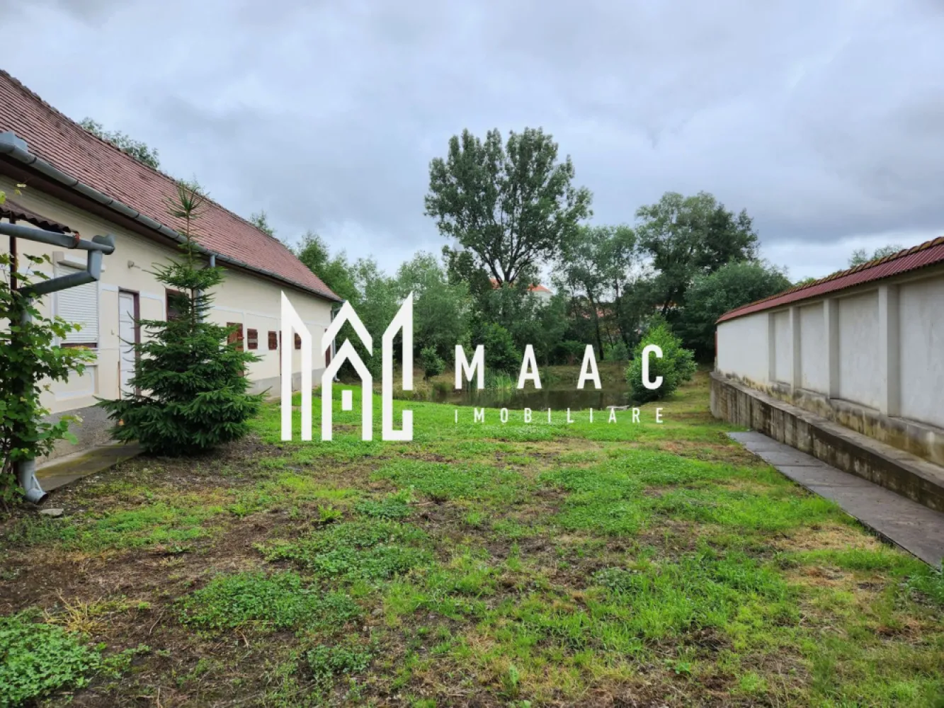 Casa 2 camere I Teren 1500 mp I Iaz I Sacel - MAAC Imobiliare vă propune spre vânzare o casă deosebită situată în localitatea Săcel, într-un cadru natural liniștit, ideal pentru relaxare sau pentru amenajarea unei case de vacanță. Proprietatea se remarcă prin terenul generos și elementele naturale rare, oferind un potențial excelent pentru recreere și investiție.

Locuința este construită pe un singur nivel și este compartimentată astfel:
-două camere
-hol

Anexe și spații auxiliare:
-bucătărie de vară
-2 magazii
-pivniță
-pod înalt

Imobilul nu dispune de baie în interior.

Utilități și caracteristici:
-curent electric în casă
-fântână proprie
-gaz, apă și canalizare disponibile la poartă
-încălzire cu sobe pe lemne

Construcția este solidă, bine realizată, cu acoperiș schimbat și pod înalt, oferind posibilități de extindere sau amenajare suplimentară. Proprietatea este împrejmuită cu gard din beton, asigurând intimitate și siguranță.

Curtea generoasă oferă un cadru natural deosebit și găzduiește un element unic:
-iaz propriu cu luciu de apă de aproximativ 35x20 mp, realizat în 2008 sub nivelul râului
-adâncime de aproximativ 2 m
-populat cu pește

Peisajul este deosebit, iar proprietatea oferă un potențial excelent pentru amenajarea unei case de vacanță, fiind locul ideal pentru relaxare, distracție și evadare din agitația urbană.

Pentru mai multe detalii, vă rugăm să menționați telefonic că ați văzut anunțul cu CP1721228
