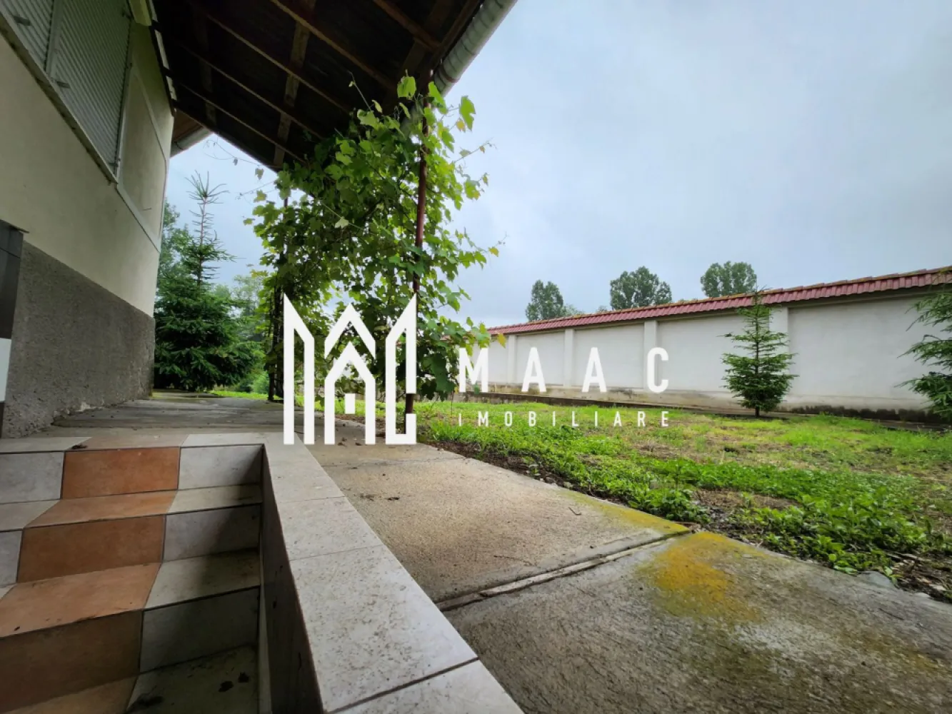 Casa 2 camere I Teren 1500 mp I Iaz I Sacel - MAAC Imobiliare vă propune spre vânzare o casă deosebită situată în localitatea Săcel, într-un cadru natural liniștit, ideal pentru relaxare sau pentru amenajarea unei case de vacanță. Proprietatea se remarcă prin terenul generos și elementele naturale rare, oferind un potențial excelent pentru recreere și investiție.

Locuința este construită pe un singur nivel și este compartimentată astfel:
-două camere
-hol

Anexe și spații auxiliare:
-bucătărie de vară
-2 magazii
-pivniță
-pod înalt

Imobilul nu dispune de baie în interior.

Utilități și caracteristici:
-curent electric în casă
-fântână proprie
-gaz, apă și canalizare disponibile la poartă
-încălzire cu sobe pe lemne

Construcția este solidă, bine realizată, cu acoperiș schimbat și pod înalt, oferind posibilități de extindere sau amenajare suplimentară. Proprietatea este împrejmuită cu gard din beton, asigurând intimitate și siguranță.

Curtea generoasă oferă un cadru natural deosebit și găzduiește un element unic:
-iaz propriu cu luciu de apă de aproximativ 35x20 mp, realizat în 2008 sub nivelul râului
-adâncime de aproximativ 2 m
-populat cu pește

Peisajul este deosebit, iar proprietatea oferă un potențial excelent pentru amenajarea unei case de vacanță, fiind locul ideal pentru relaxare, distracție și evadare din agitația urbană.

Pentru mai multe detalii, vă rugăm să menționați telefonic că ați văzut anunțul cu CP1721228