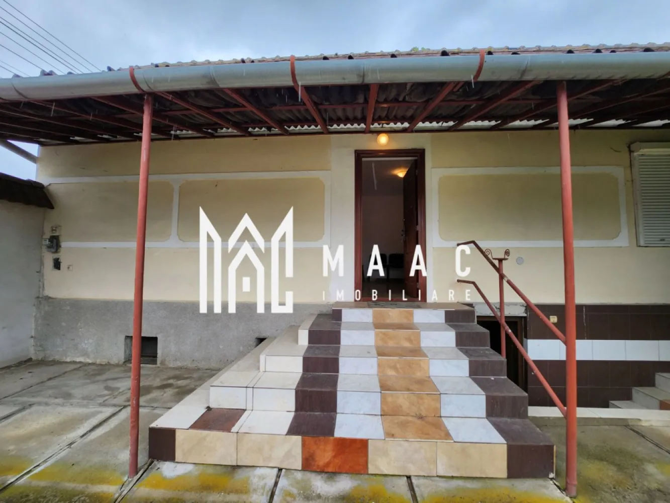 Casa 2 camere I Teren 1500 mp I Iaz I Sacel - MAAC Imobiliare vă propune spre vânzare o casă deosebită situată în localitatea Săcel, într-un cadru natural liniștit, ideal pentru relaxare sau pentru amenajarea unei case de vacanță. Proprietatea se remarcă prin terenul generos și elementele naturale rare, oferind un potențial excelent pentru recreere și investiție.

Locuința este construită pe un singur nivel și este compartimentată astfel:
-două camere
-hol

Anexe și spații auxiliare:
-bucătărie de vară
-2 magazii
-pivniță
-pod înalt

Imobilul nu dispune de baie în interior.

Utilități și caracteristici:
-curent electric în casă
-fântână proprie
-gaz, apă și canalizare disponibile la poartă
-încălzire cu sobe pe lemne

Construcția este solidă, bine realizată, cu acoperiș schimbat și pod înalt, oferind posibilități de extindere sau amenajare suplimentară. Proprietatea este împrejmuită cu gard din beton, asigurând intimitate și siguranță.

Curtea generoasă oferă un cadru natural deosebit și găzduiește un element unic:
-iaz propriu cu luciu de apă de aproximativ 35x20 mp, realizat în 2008 sub nivelul râului
-adâncime de aproximativ 2 m
-populat cu pește

Peisajul este deosebit, iar proprietatea oferă un potențial excelent pentru amenajarea unei case de vacanță, fiind locul ideal pentru relaxare, distracție și evadare din agitația urbană.

Pentru mai multe detalii, vă rugăm să menționați telefonic că ați văzut anunțul cu CP1721228