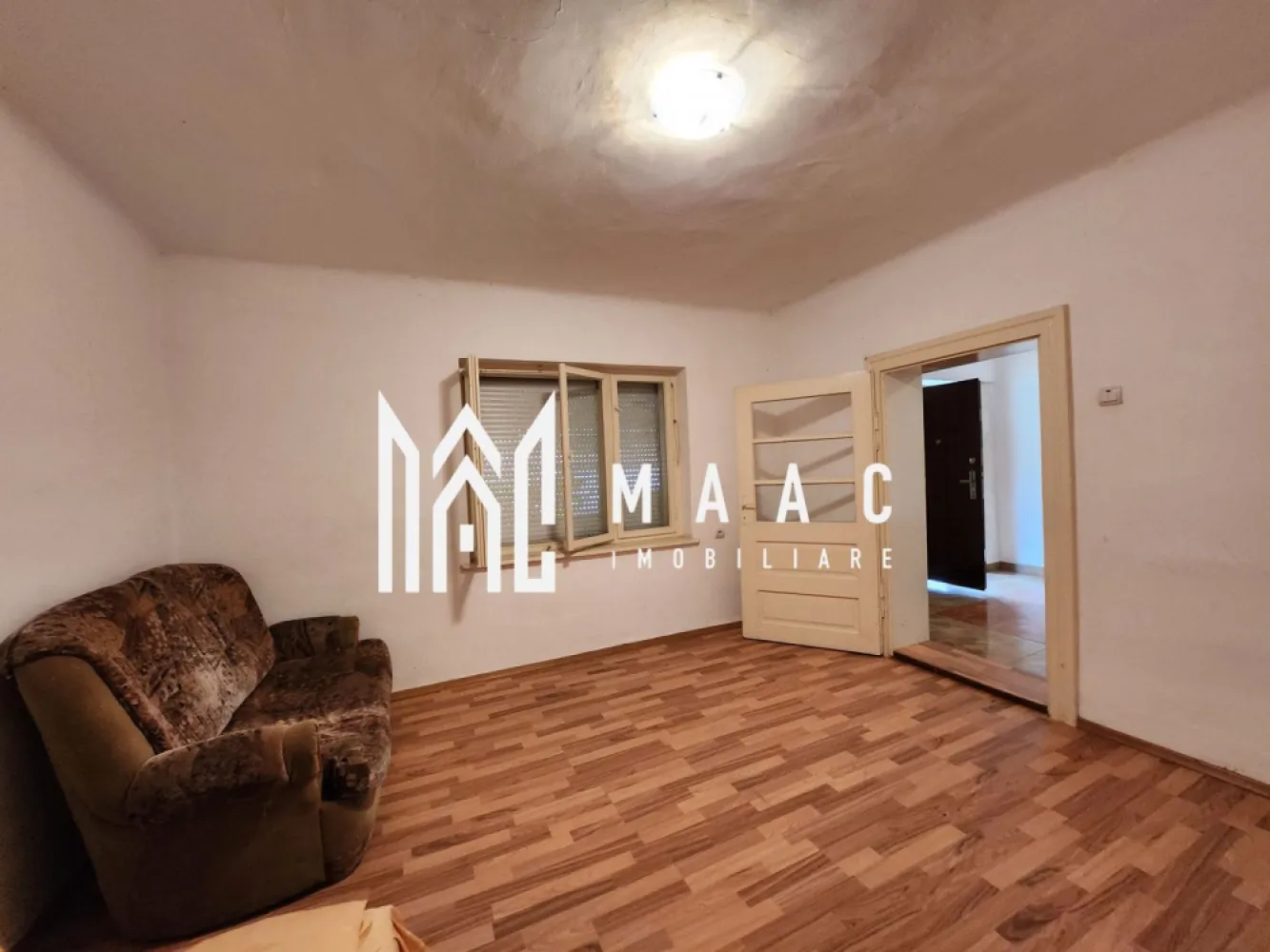 Casa 2 camere I Teren 1500 mp I Iaz I Sacel - MAAC Imobiliare vă propune spre vânzare o casă deosebită situată în localitatea Săcel, într-un cadru natural liniștit, ideal pentru relaxare sau pentru amenajarea unei case de vacanță. Proprietatea se remarcă prin terenul generos și elementele naturale rare, oferind un potențial excelent pentru recreere și investiție.

Locuința este construită pe un singur nivel și este compartimentată astfel:
-două camere
-hol

Anexe și spații auxiliare:
-bucătărie de vară
-2 magazii
-pivniță
-pod înalt

Imobilul nu dispune de baie în interior.

Utilități și caracteristici:
-curent electric în casă
-fântână proprie
-gaz, apă și canalizare disponibile la poartă
-încălzire cu sobe pe lemne

Construcția este solidă, bine realizată, cu acoperiș schimbat și pod înalt, oferind posibilități de extindere sau amenajare suplimentară. Proprietatea este împrejmuită cu gard din beton, asigurând intimitate și siguranță.

Curtea generoasă oferă un cadru natural deosebit și găzduiește un element unic:
-iaz propriu cu luciu de apă de aproximativ 35x20 mp, realizat în 2008 sub nivelul râului
-adâncime de aproximativ 2 m
-populat cu pește

Peisajul este deosebit, iar proprietatea oferă un potențial excelent pentru amenajarea unei case de vacanță, fiind locul ideal pentru relaxare, distracție și evadare din agitația urbană.

Pentru mai multe detalii, vă rugăm să menționați telefonic că ați văzut anunțul cu CP1721228